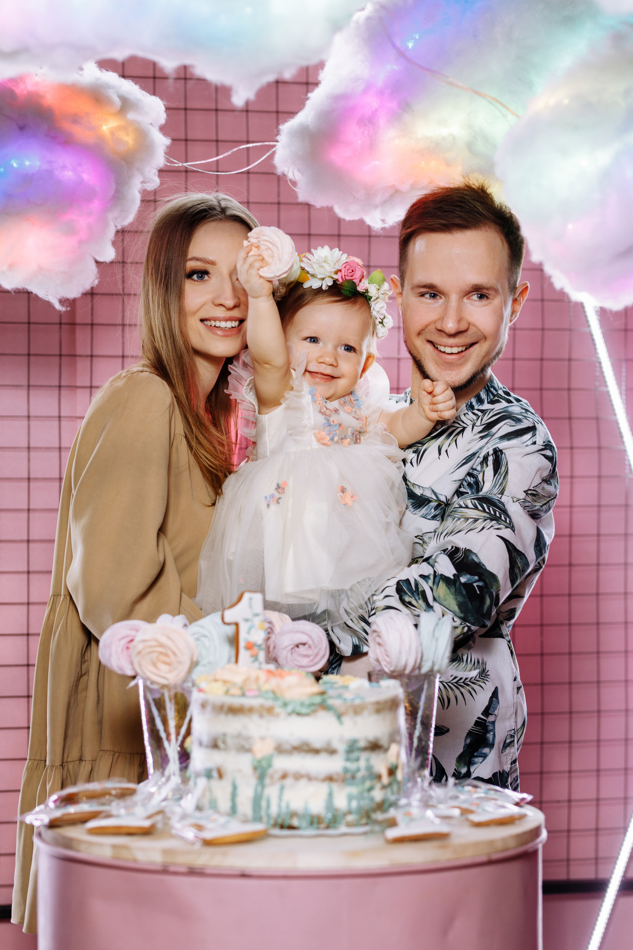Семейная фотосъёмка первого дня рождения принцессы Лии. ТВИНС СТУДИО — лучшие свадебные фотографы и видеографы в Краснодаре