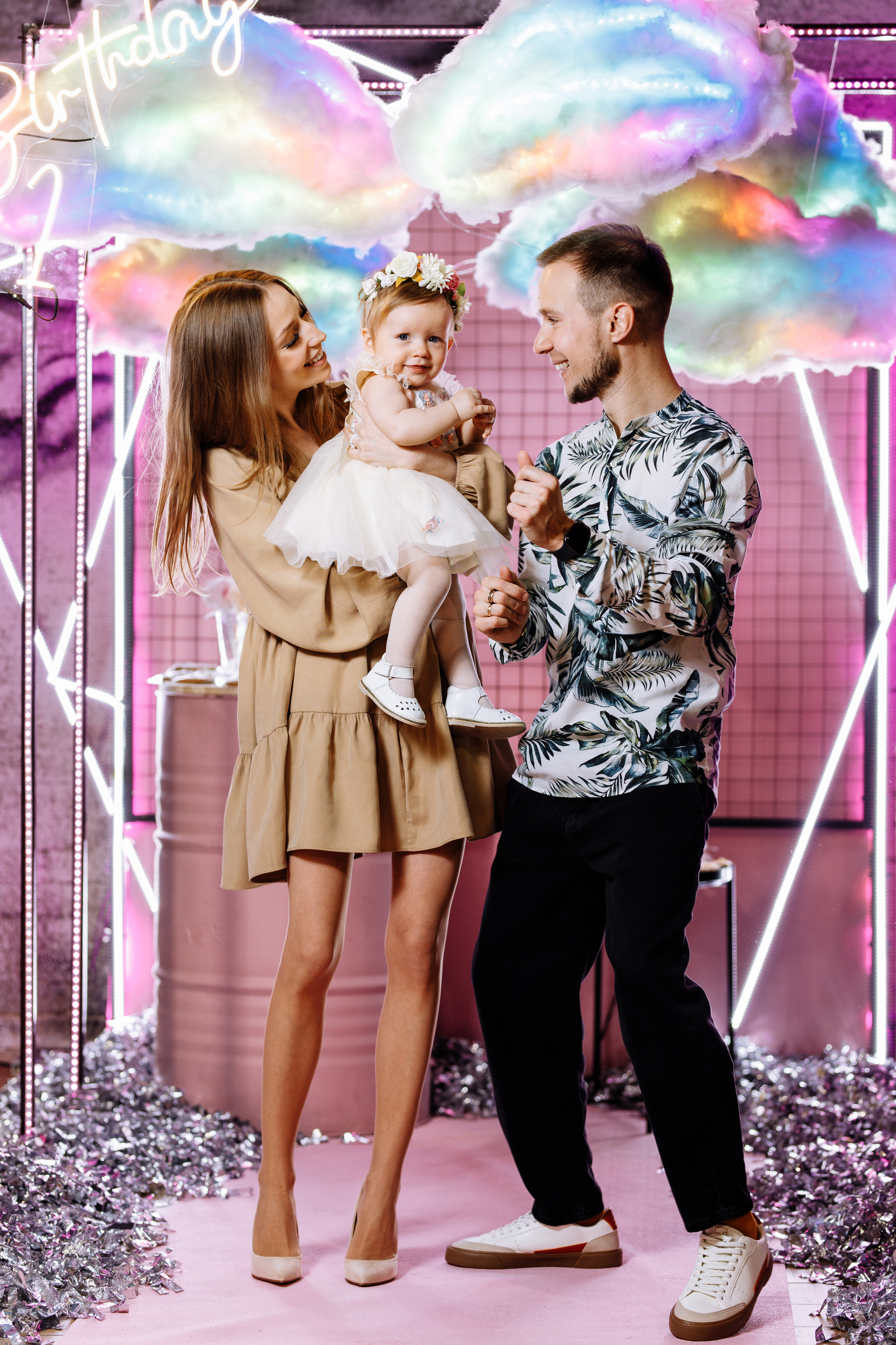 Семейная фотосъёмка первого дня рождения принцессы Лии. ТВИНС СТУДИО — лучшие свадебные фотографы и видеографы в Краснодаре