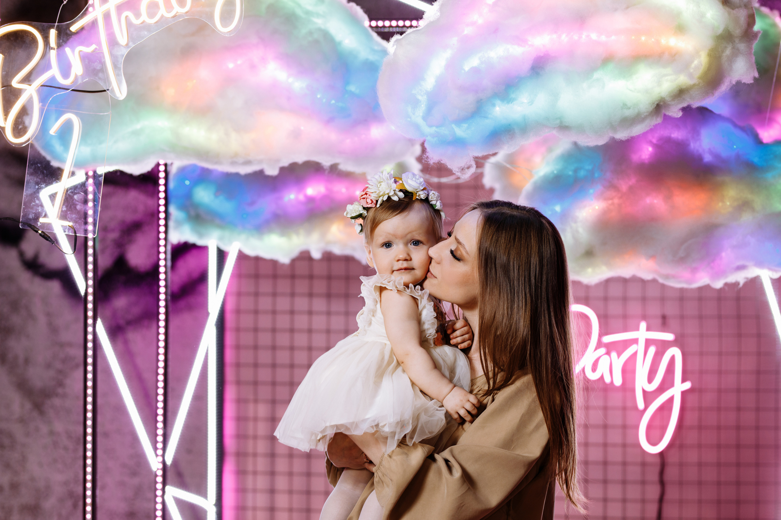 Семейная фотосъёмка первого дня рождения принцессы Лии. ТВИНС СТУДИО — лучшие свадебные фотографы и видеографы в Краснодаре