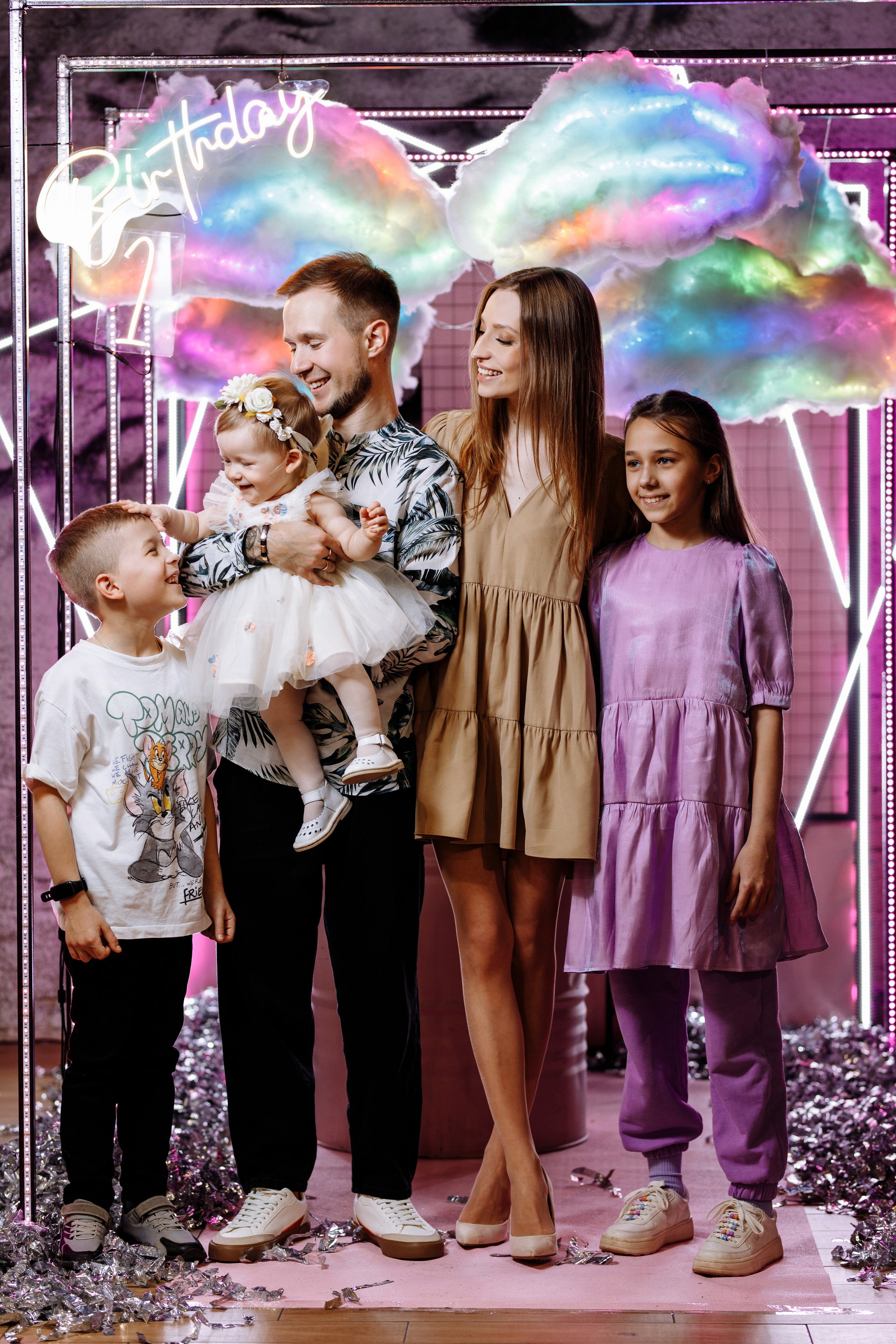 Семейная фотосъёмка первого дня рождения принцессы Лии. ТВИНС СТУДИО — лучшие свадебные фотографы и видеографы в Краснодаре