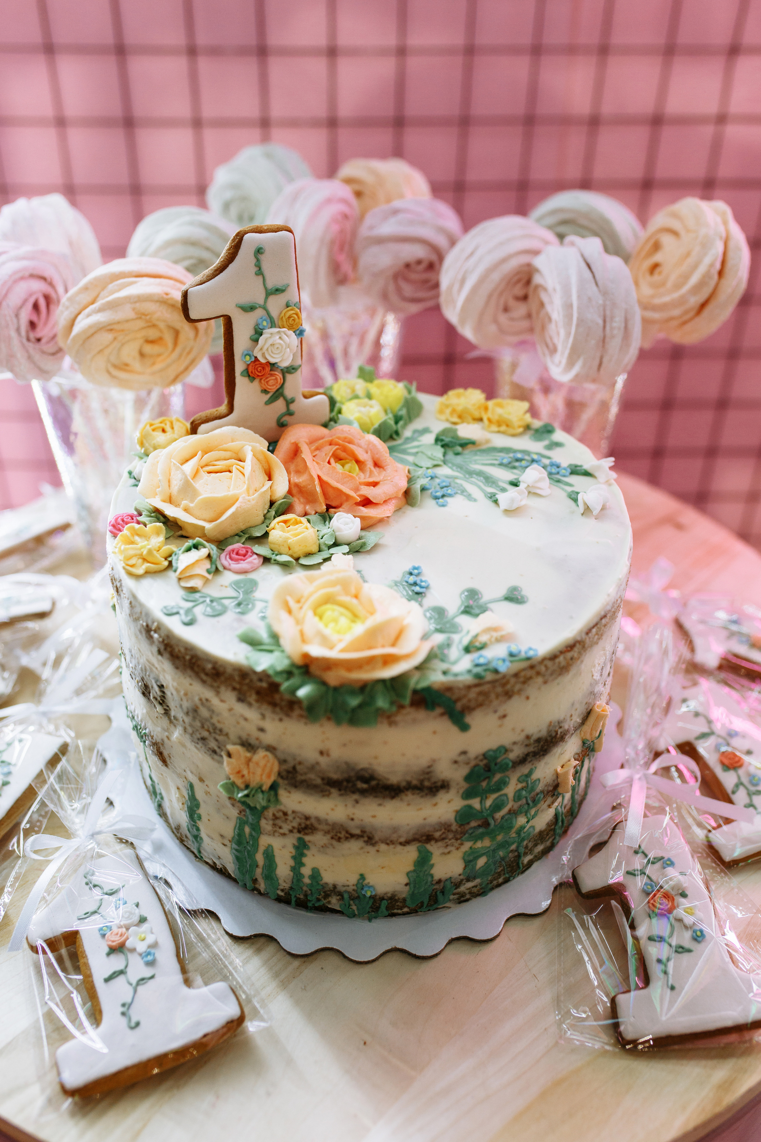 Семейная фотосъёмка первого дня рождения принцессы Лии. ТВИНС СТУДИО — лучшие свадебные фотографы и видеографы в Краснодаре