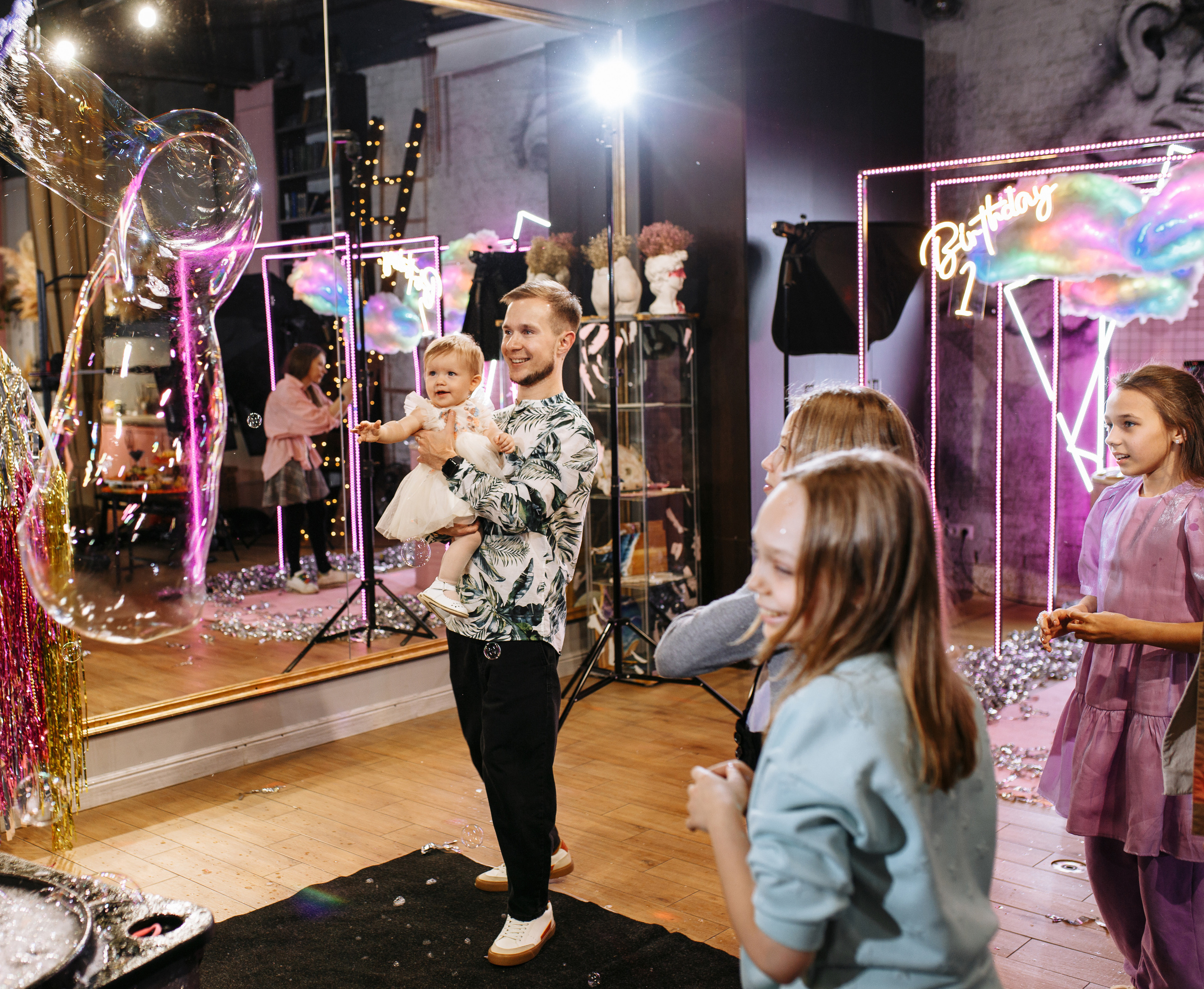 Семейная фотосъёмка первого дня рождения принцессы Лии. ТВИНС СТУДИО — лучшие свадебные фотографы и видеографы в Краснодаре