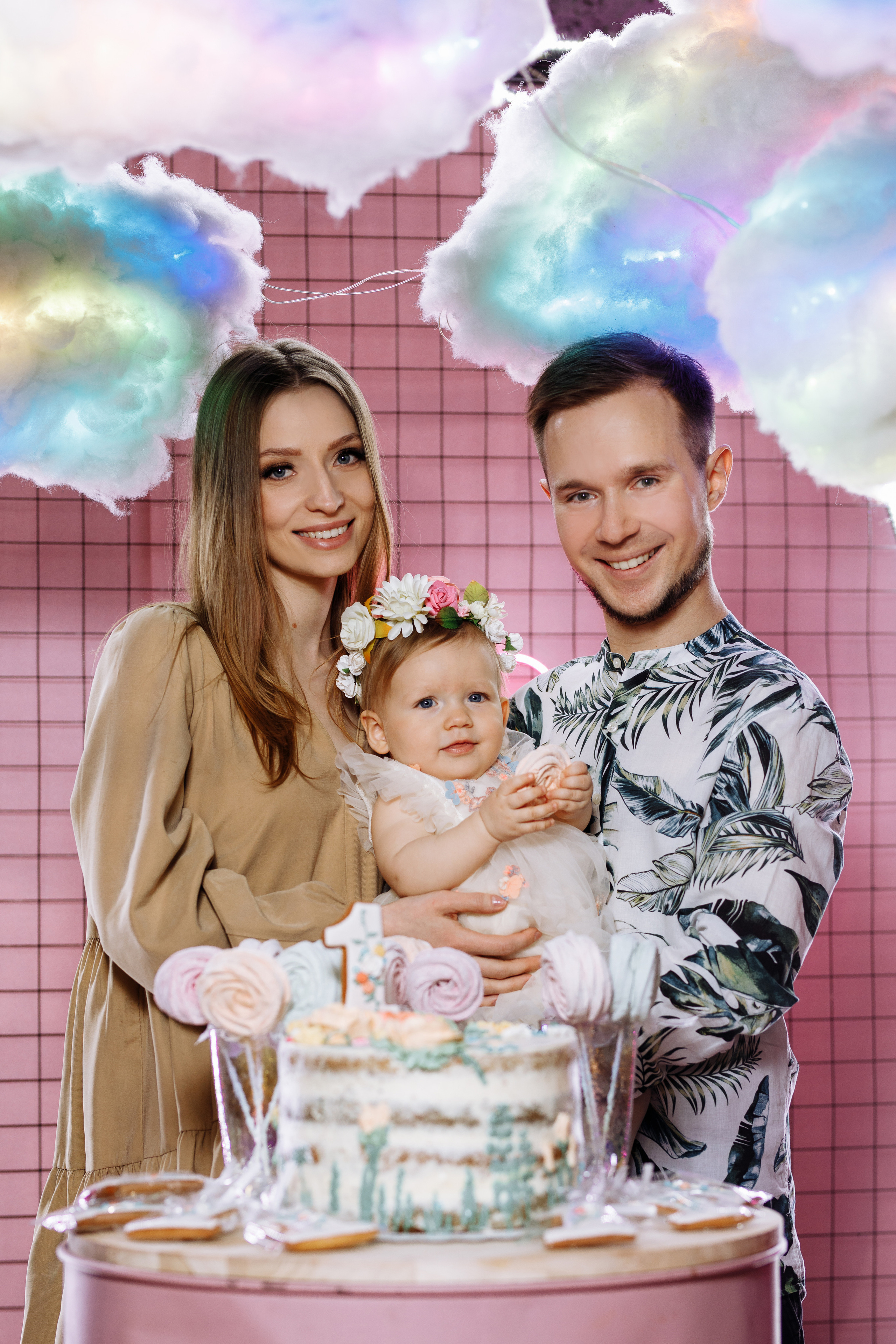 Семейная фотосъёмка первого дня рождения принцессы Лии. ТВИНС СТУДИО — лучшие свадебные фотографы и видеографы в Краснодаре