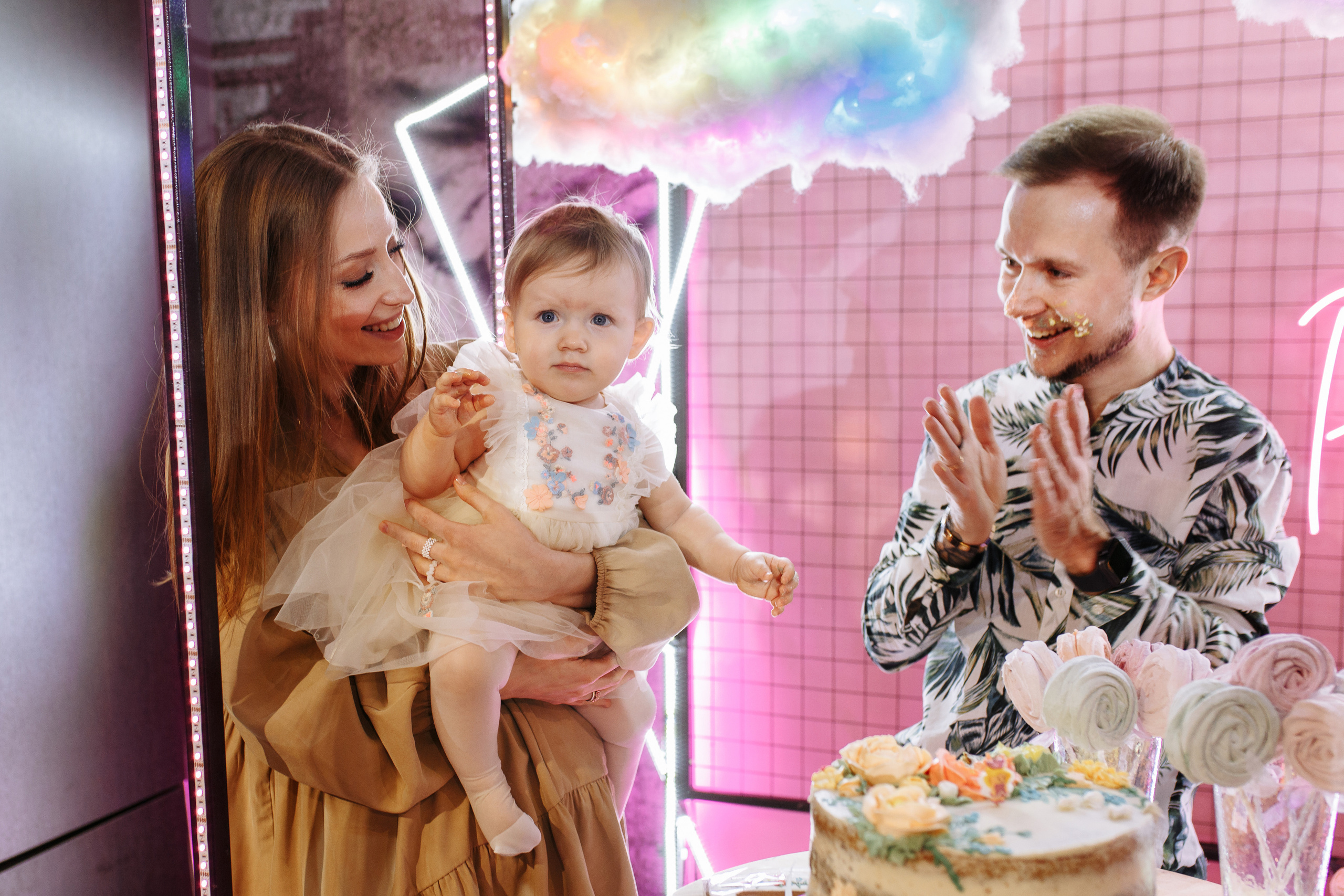 Семейная фотосъёмка первого дня рождения принцессы Лии. ТВИНС СТУДИО — лучшие свадебные фотографы и видеографы в Краснодаре