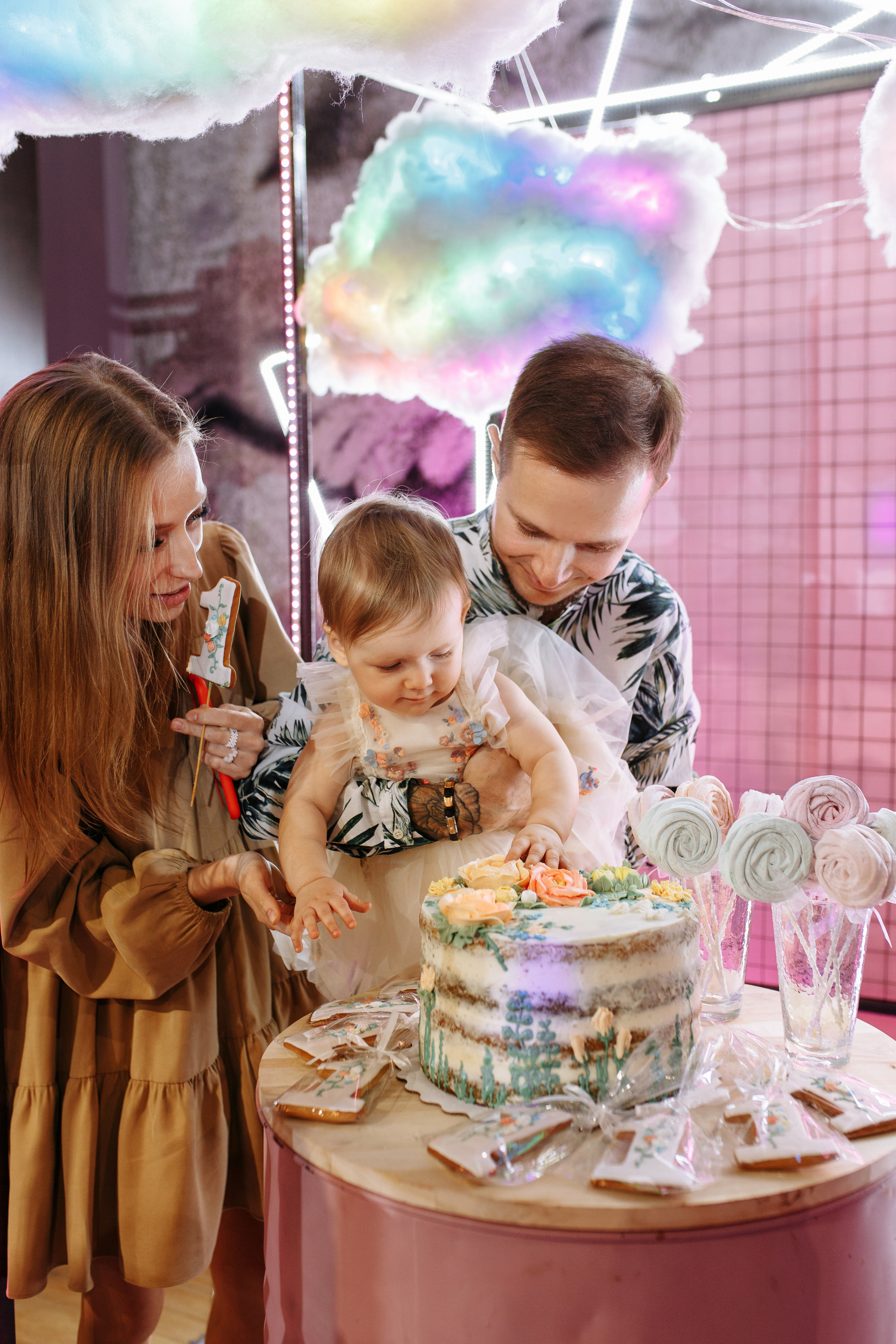 Семейная фотосъёмка первого дня рождения принцессы Лии. ТВИНС СТУДИО — лучшие свадебные фотографы и видеографы в Краснодаре