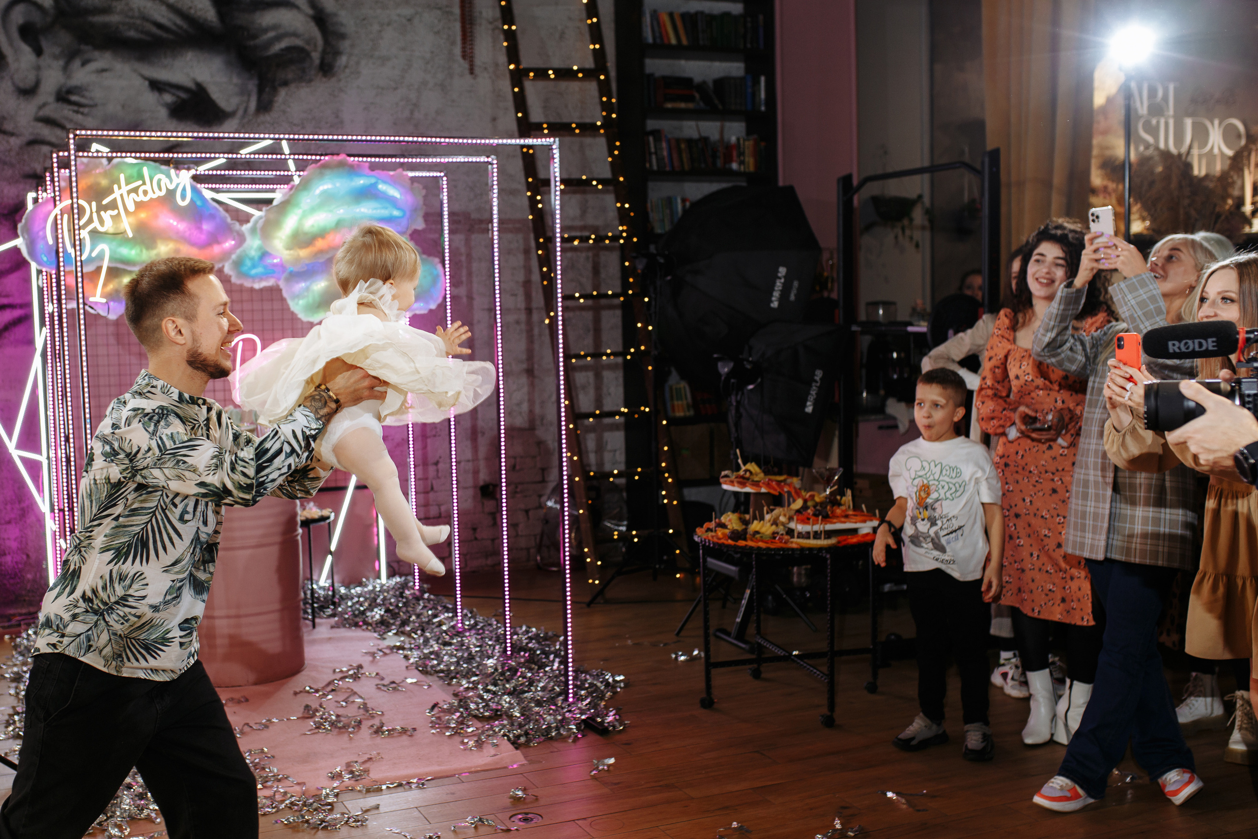 Семейная фотосъёмка первого дня рождения принцессы Лии. ТВИНС СТУДИО — лучшие свадебные фотографы и видеографы в Краснодаре