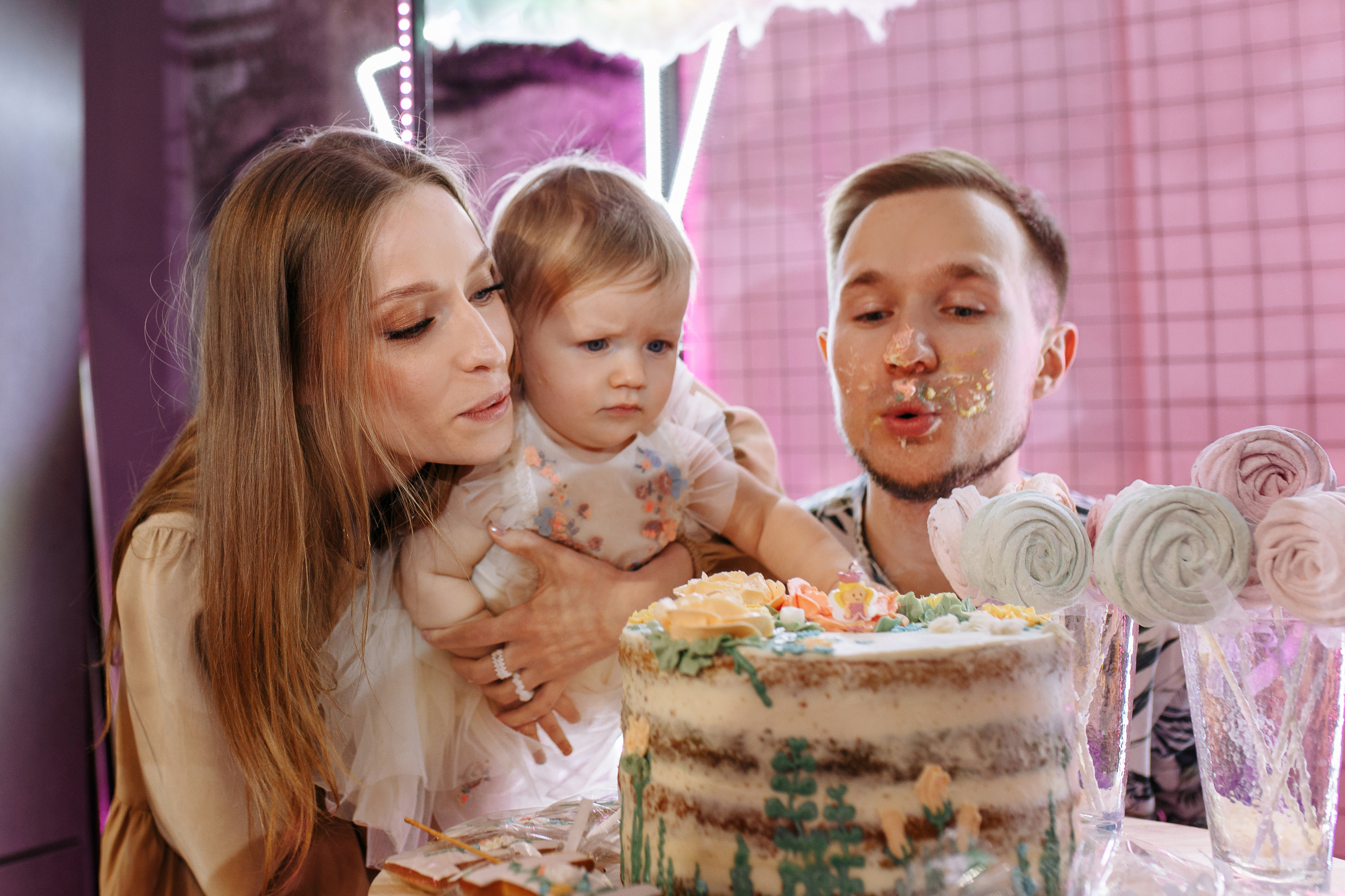 Семейная фотосъёмка первого дня рождения принцессы Лии. ТВИНС СТУДИО — лучшие свадебные фотографы и видеографы в Краснодаре
