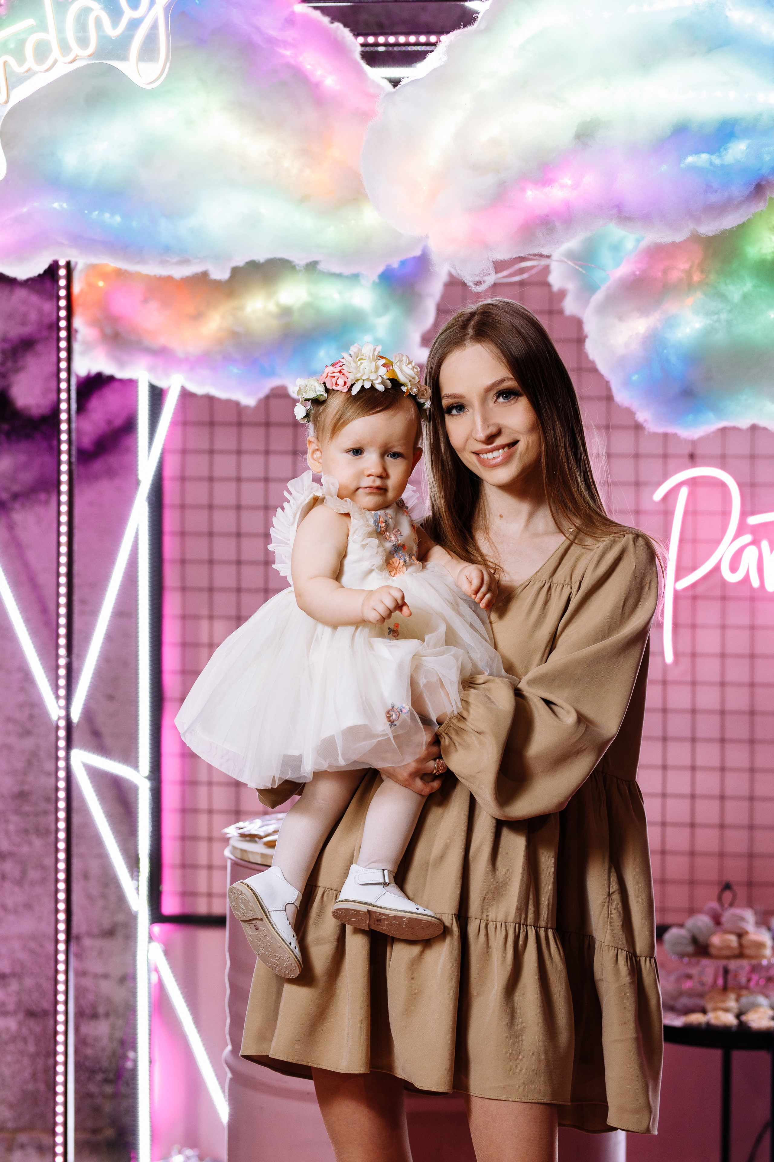 Семейная фотосъёмка первого дня рождения принцессы Лии. ТВИНС СТУДИО — лучшие свадебные фотографы и видеографы в Краснодаре