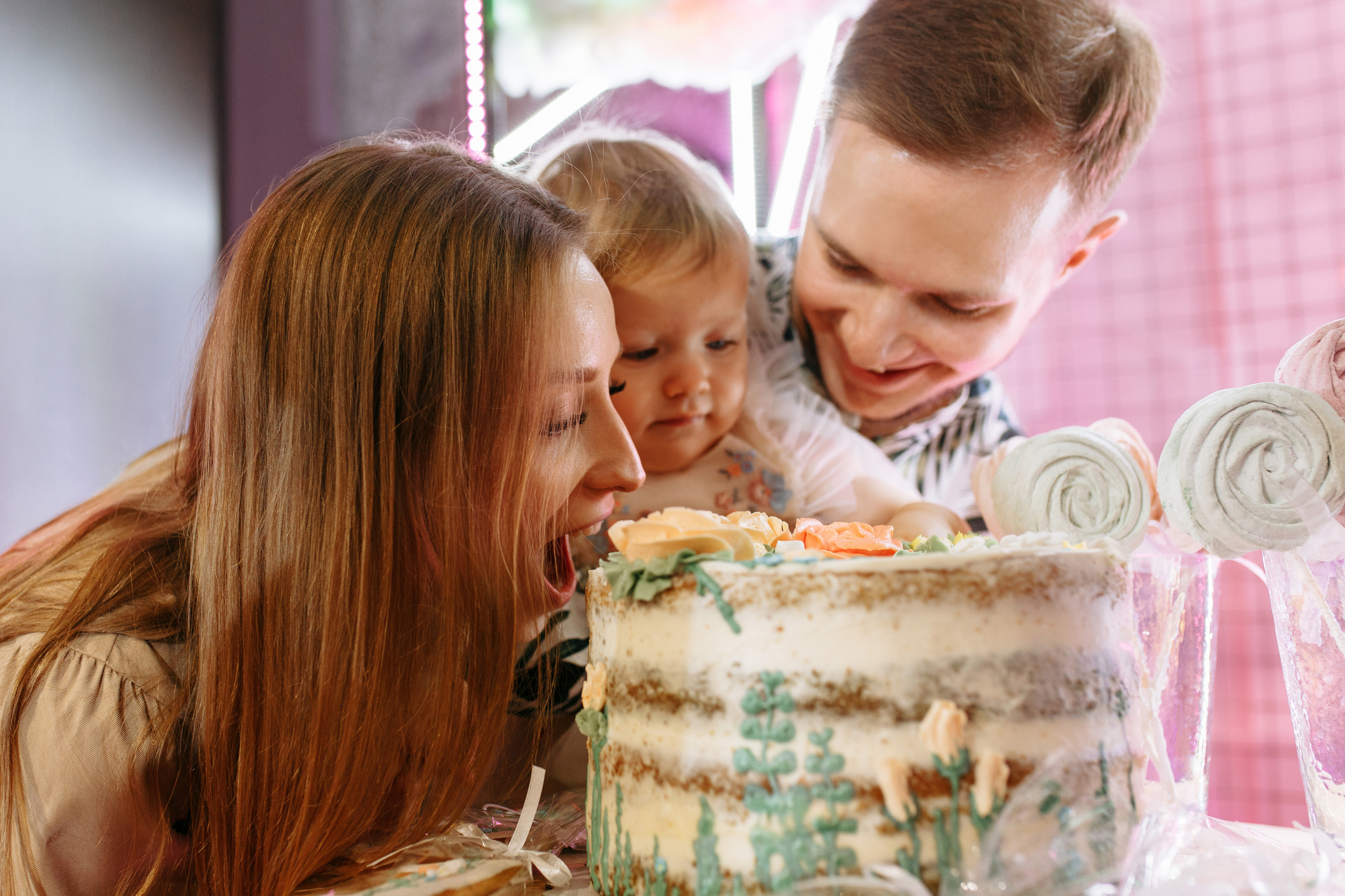 Семейная фотосъёмка первого дня рождения принцессы Лии. ТВИНС СТУДИО — лучшие свадебные фотографы и видеографы в Краснодаре