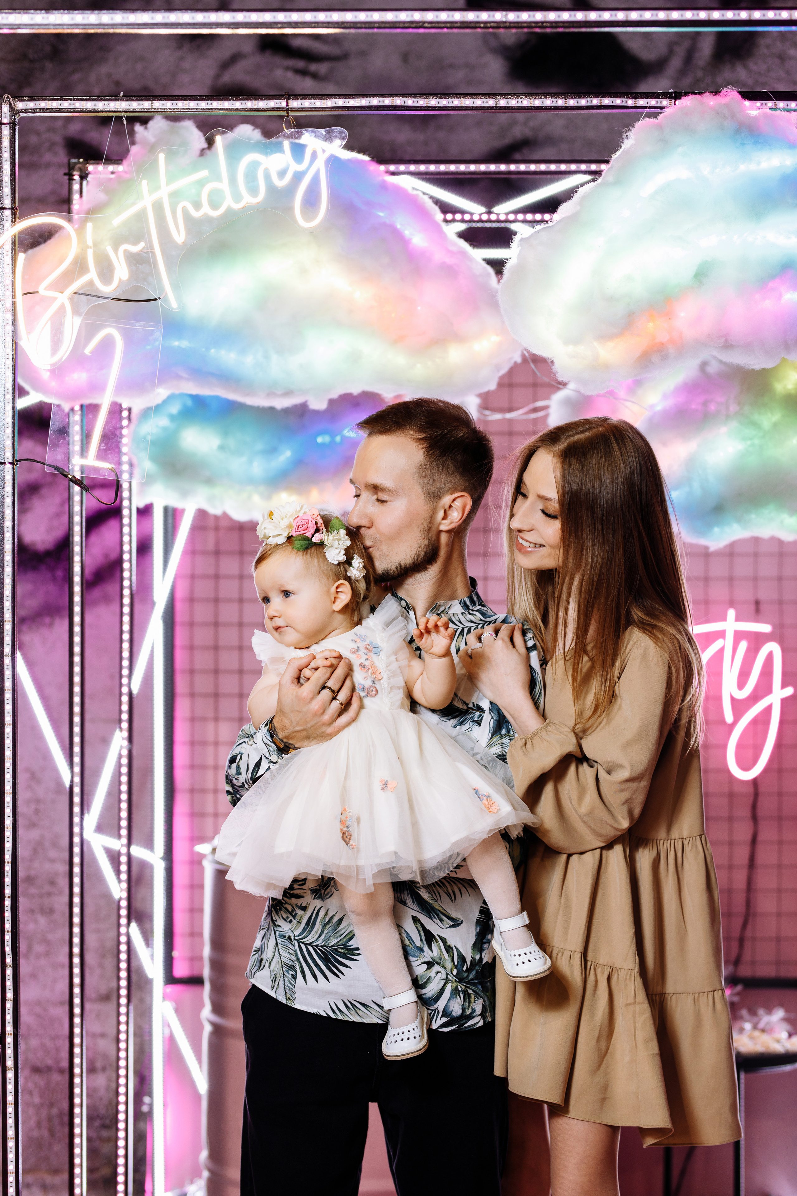 Семейная фотосъёмка первого дня рождения принцессы Лии. ТВИНС СТУДИО — лучшие свадебные фотографы и видеографы в Краснодаре