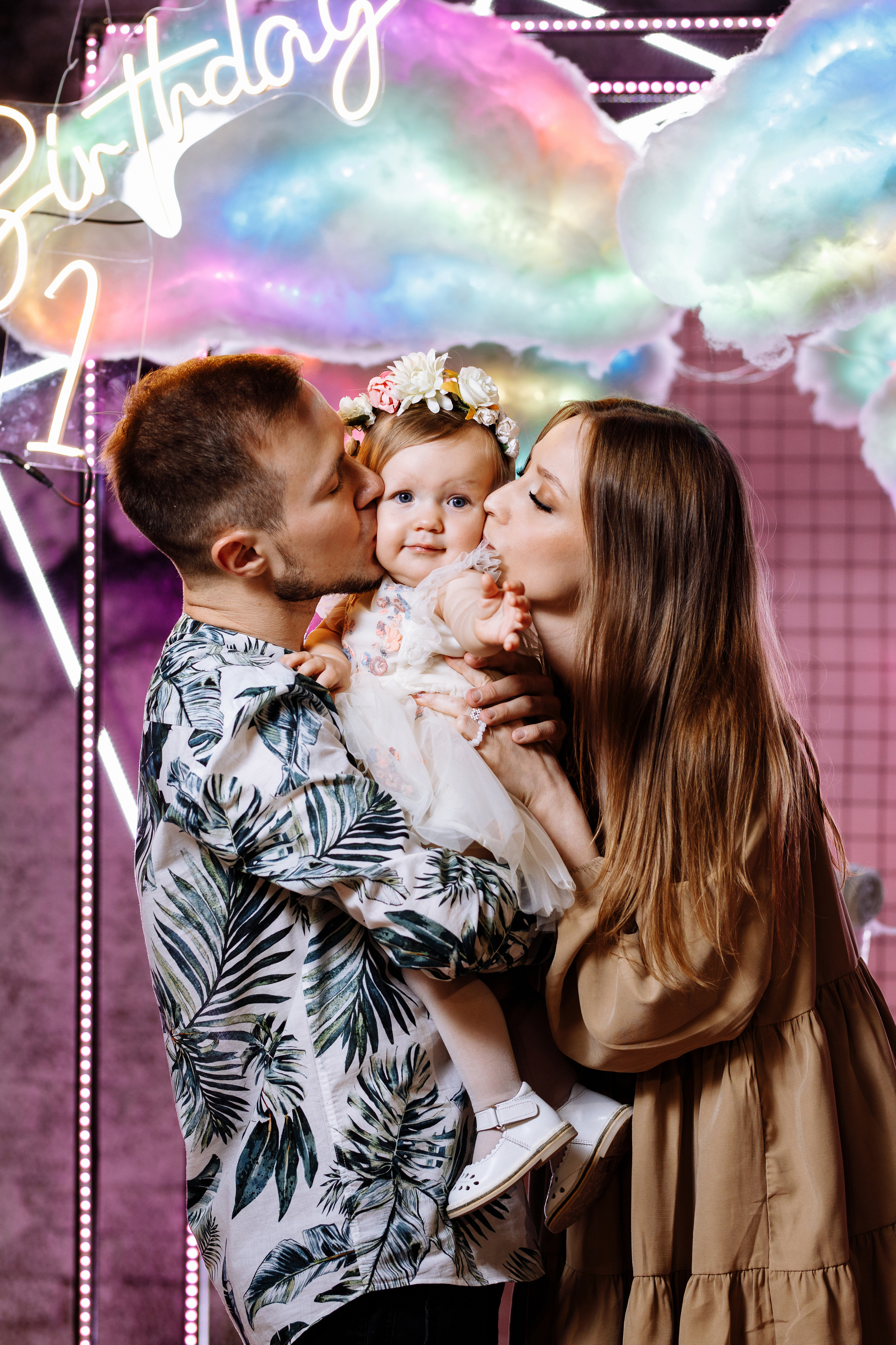 Семейная фотосъёмка первого дня рождения принцессы Лии. ТВИНС СТУДИО — лучшие свадебные фотографы и видеографы в Краснодаре