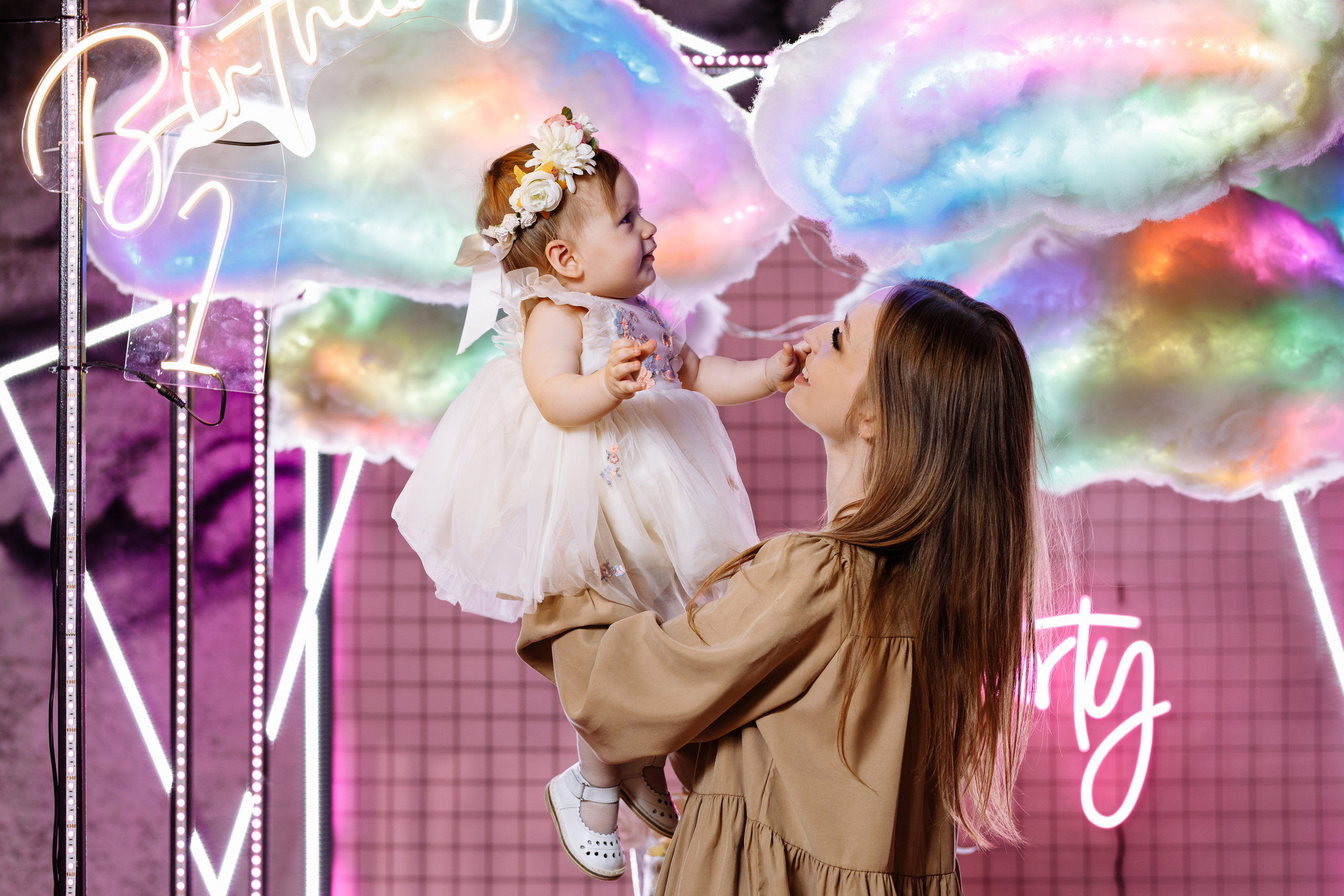 Семейная фотосъёмка первого дня рождения принцессы Лии. ТВИНС СТУДИО — лучшие свадебные фотографы и видеографы в Краснодаре