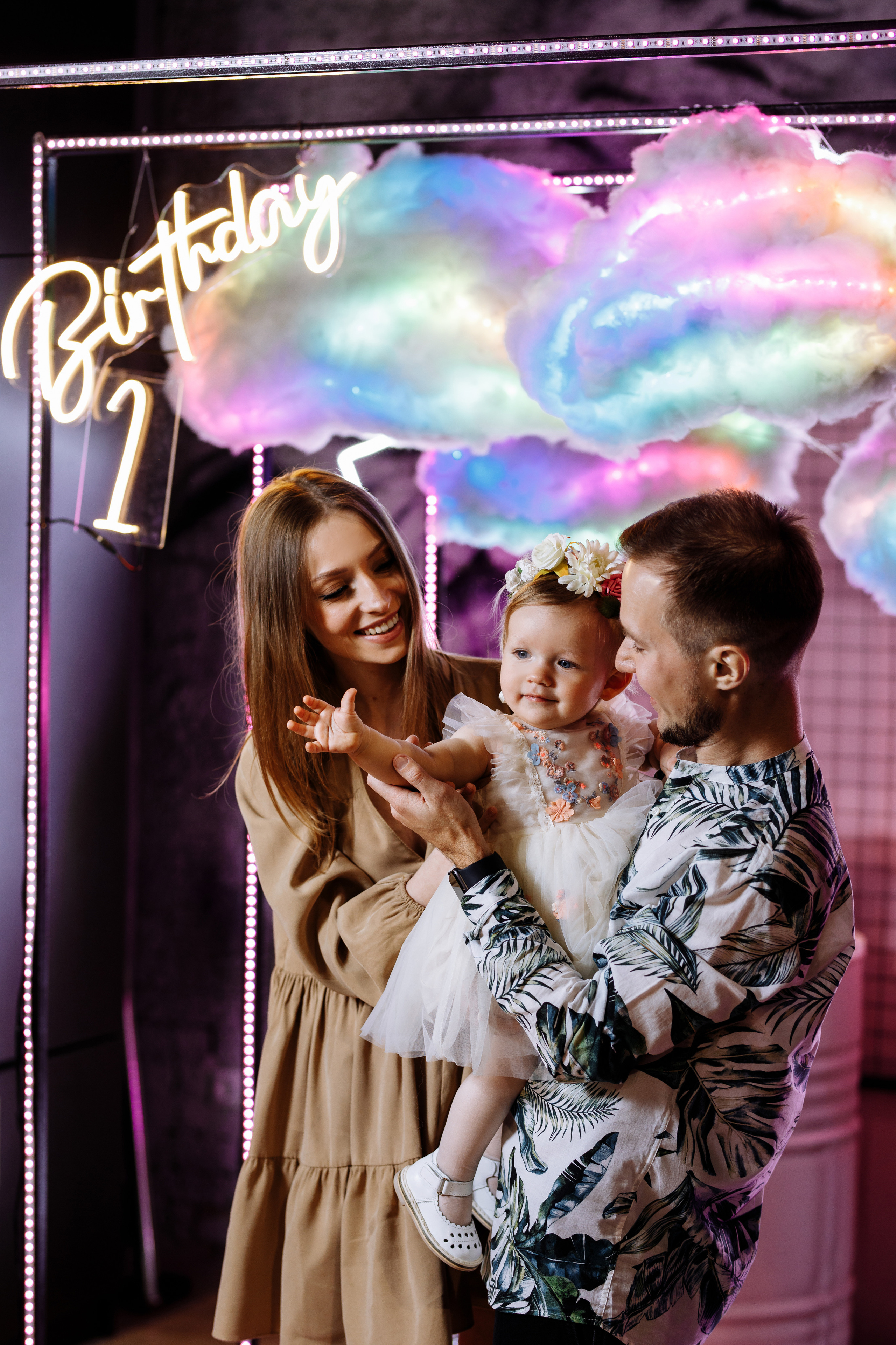 Семейная фотосъёмка первого дня рождения принцессы Лии. ТВИНС СТУДИО — лучшие свадебные фотографы и видеографы в Краснодаре