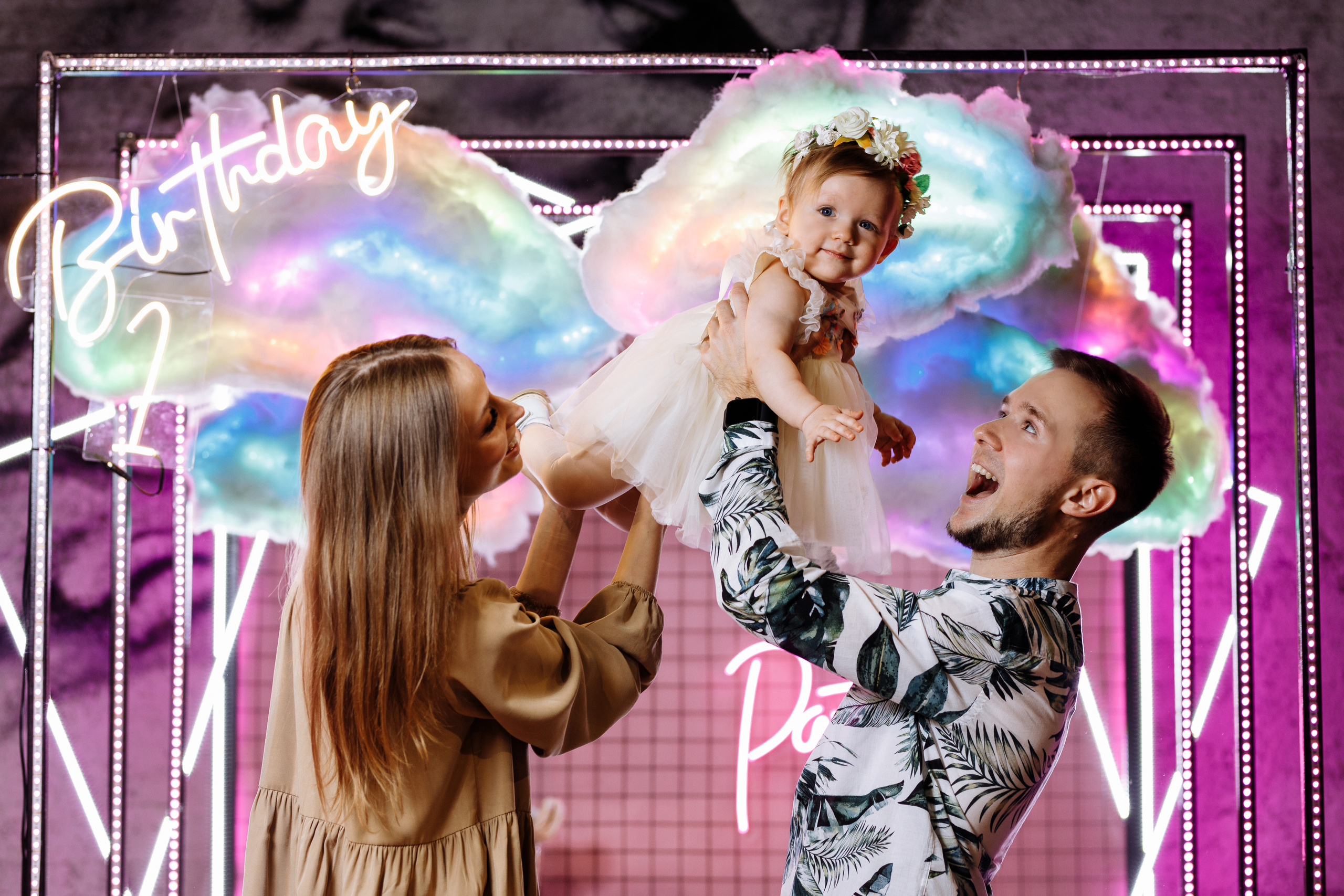 Семейная фотосъёмка первого дня рождения принцессы Лии. ТВИНС СТУДИО — лучшие свадебные фотографы и видеографы в Краснодаре