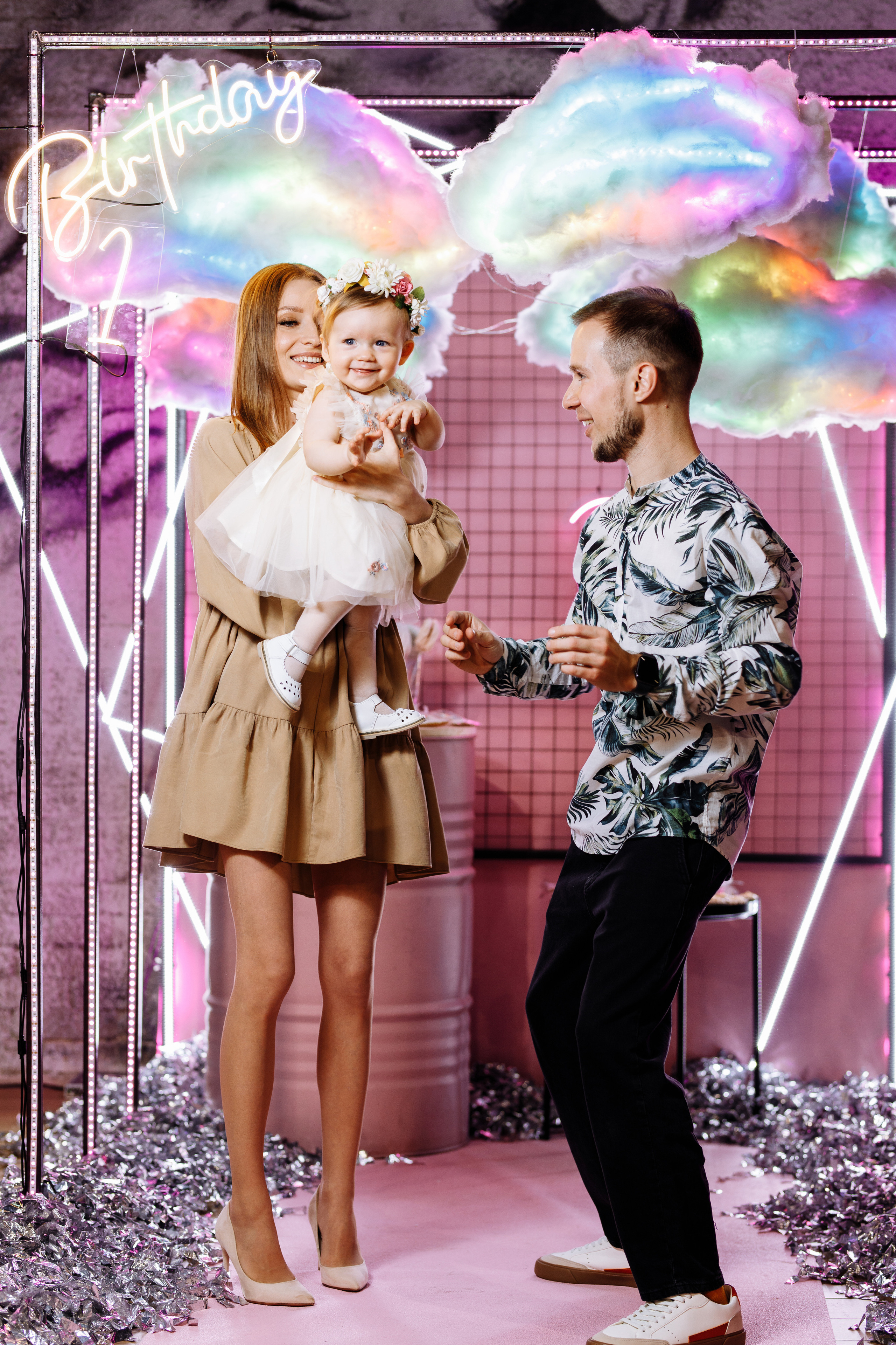 Семейная фотосъёмка первого дня рождения принцессы Лии. ТВИНС СТУДИО — лучшие свадебные фотографы и видеографы в Краснодаре