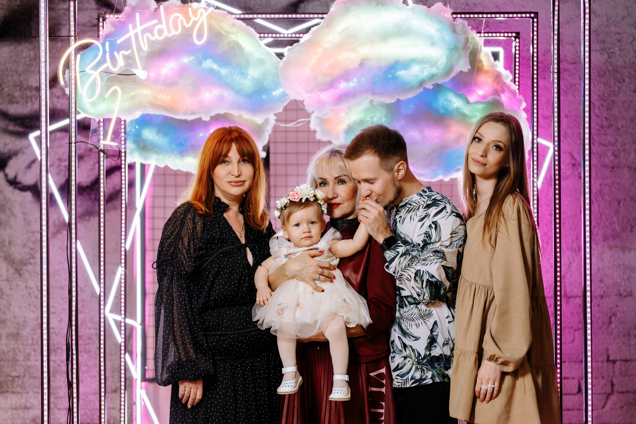 Семейная фотосъёмка первого дня рождения принцессы Лии. ТВИНС СТУДИО — лучшие свадебные фотографы и видеографы в Краснодаре