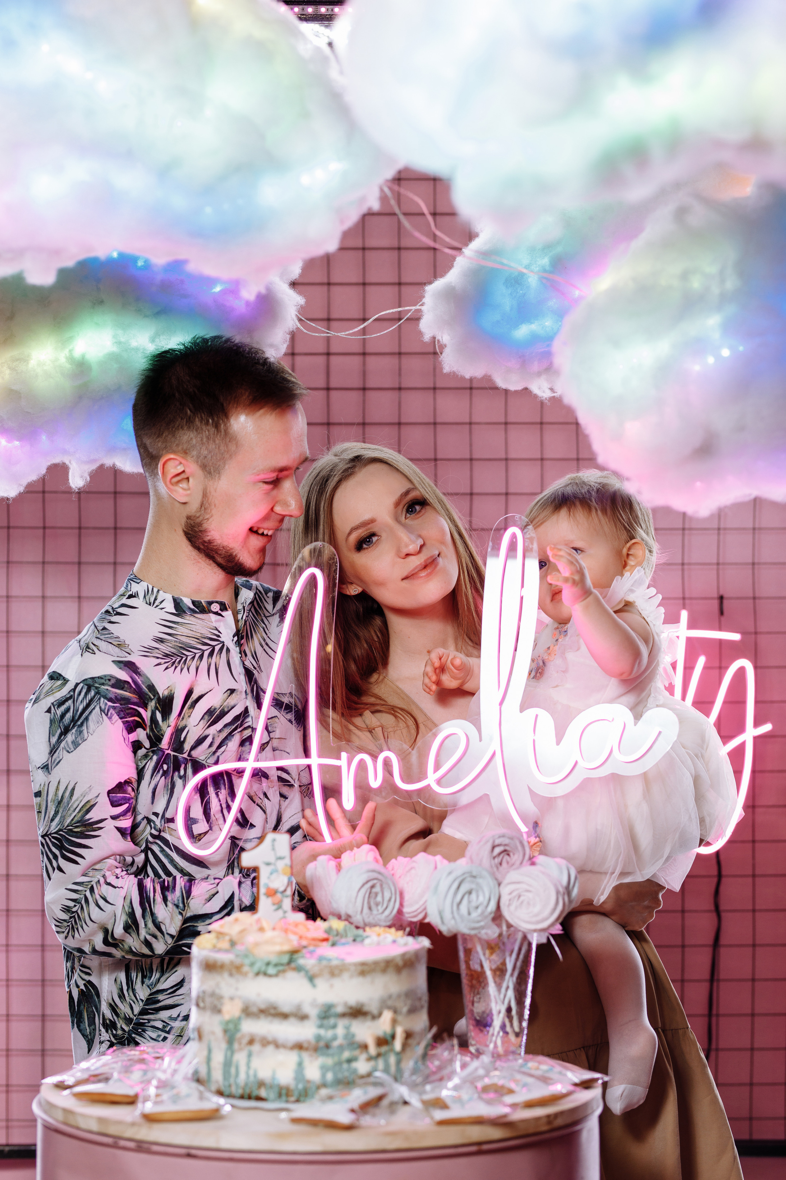 Семейная фотосъёмка первого дня рождения принцессы Лии. ТВИНС СТУДИО — лучшие свадебные фотографы и видеографы в Краснодаре