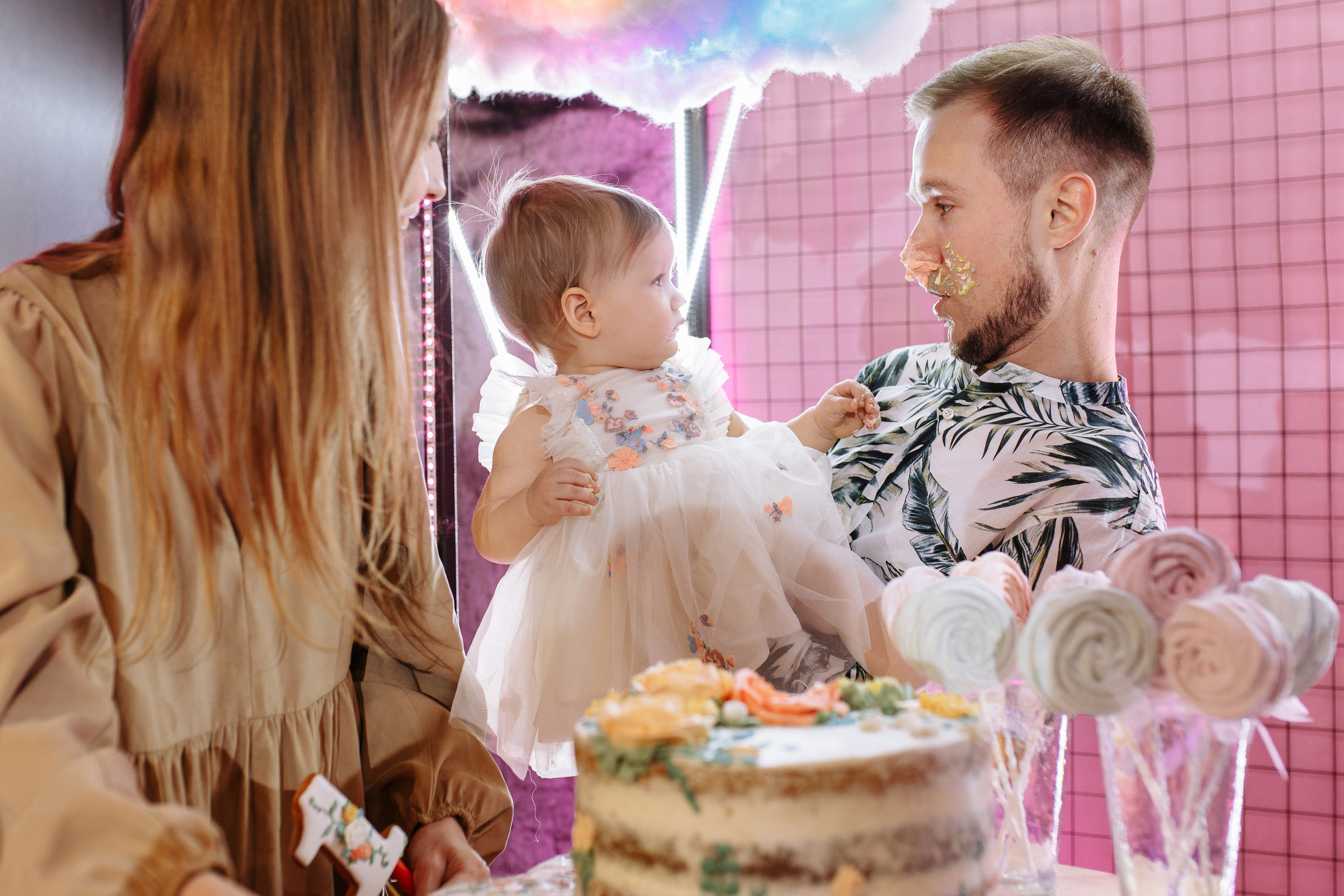 Семейная фотосъёмка первого дня рождения принцессы Лии. ТВИНС СТУДИО — лучшие свадебные фотографы и видеографы в Краснодаре