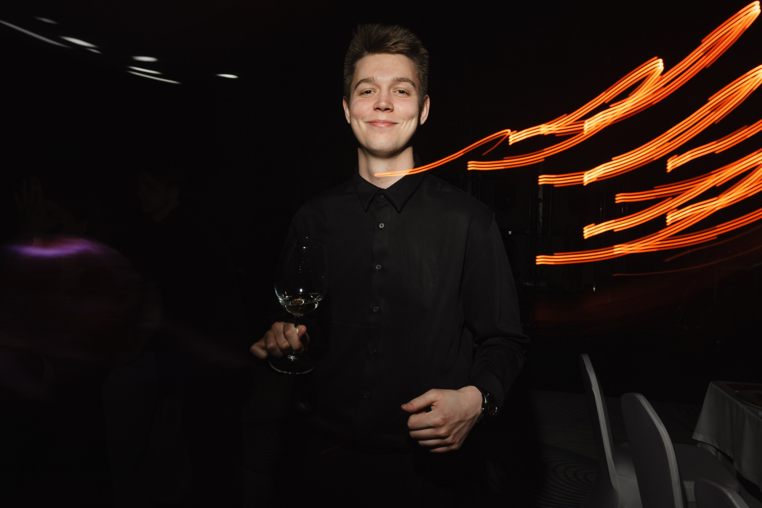 Здравствуйте! Я свадебный фотограф из Ульяновска, работаю в том числе по всей России и с выездом за границу. Снимаю свадьбы, lovestory, корпоративы, светский репортаж. Провожу обучение по фотографии, мастер-классы и воркшопы для других фотографов.