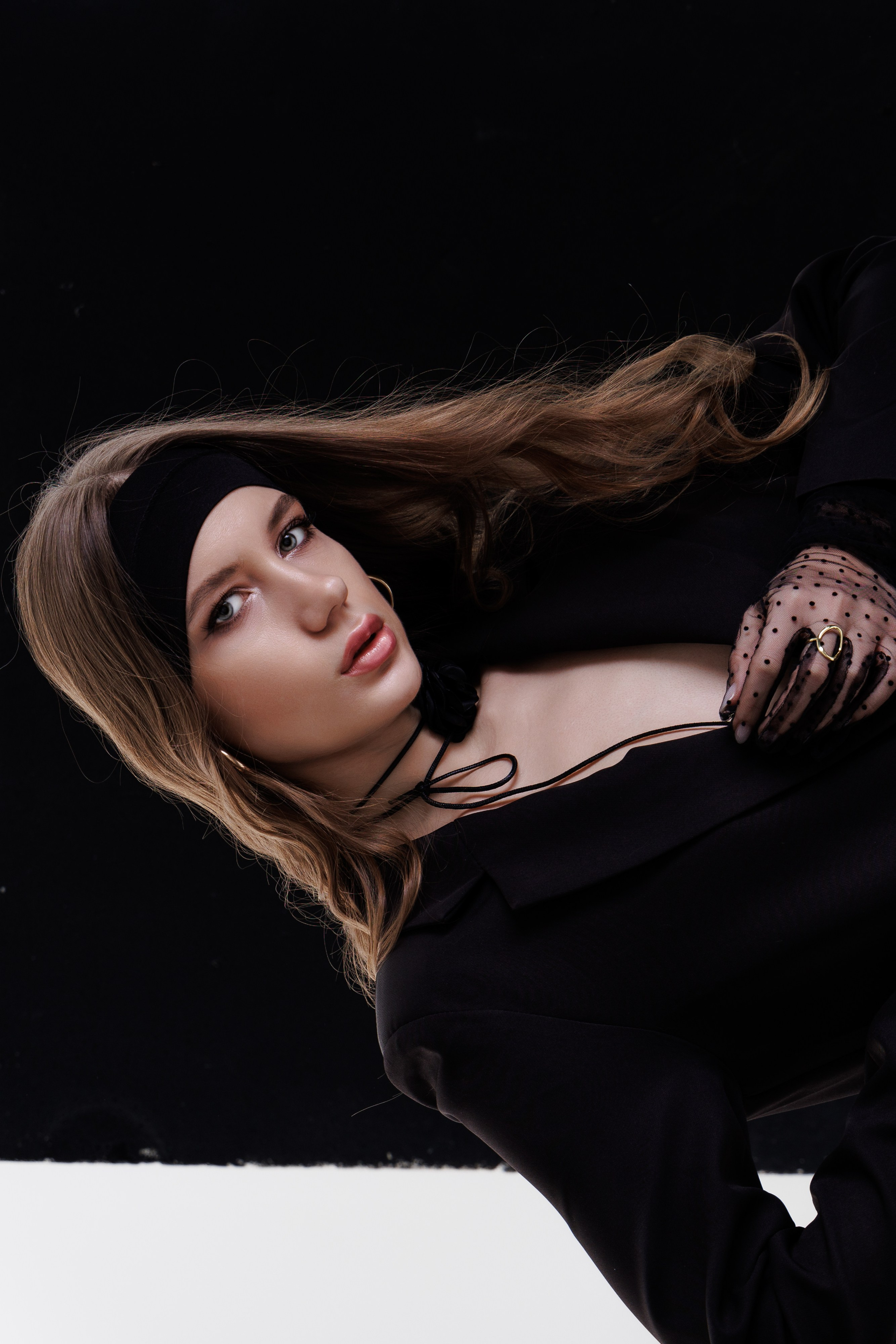 Фотосессия на циклораме: Строгий шик и чувственность в чёрно-белых и цветных кадрах. Валентина Похомова — профессиональный фотограф в Екатеринбурге