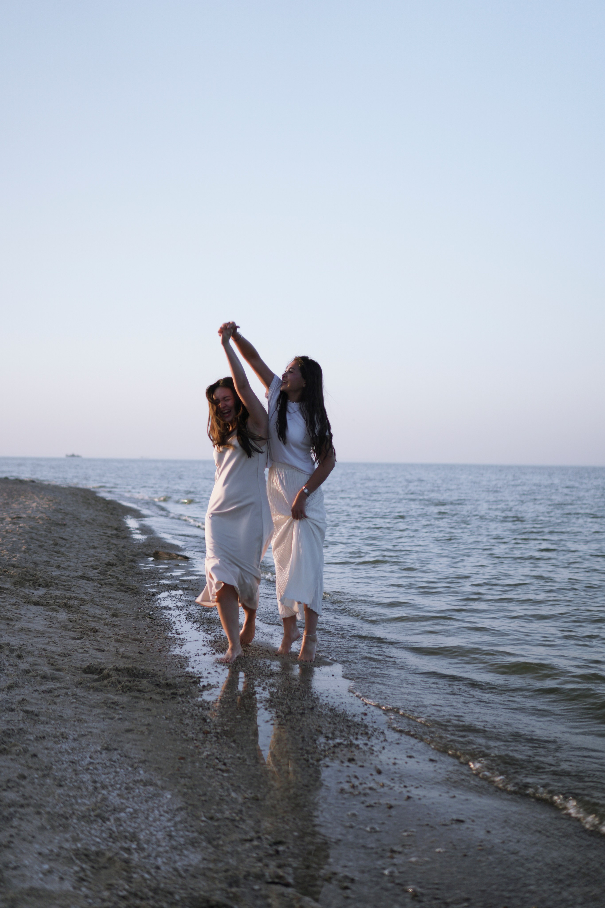 Сестры у моря в Ростове-на-Дону. Фотосессия за городом. Фотограф в Ростове-на-Дону Марина Мальцева