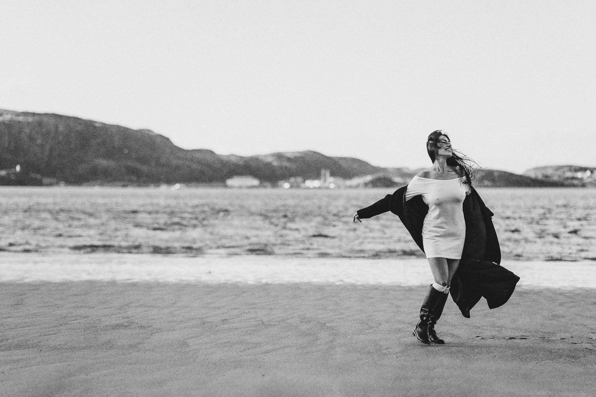 Женский портрет на берегу Баренцева моря, в Териберке. Ветер развевает волосы, светит закатное солнце, эмоциональный женский портрет.