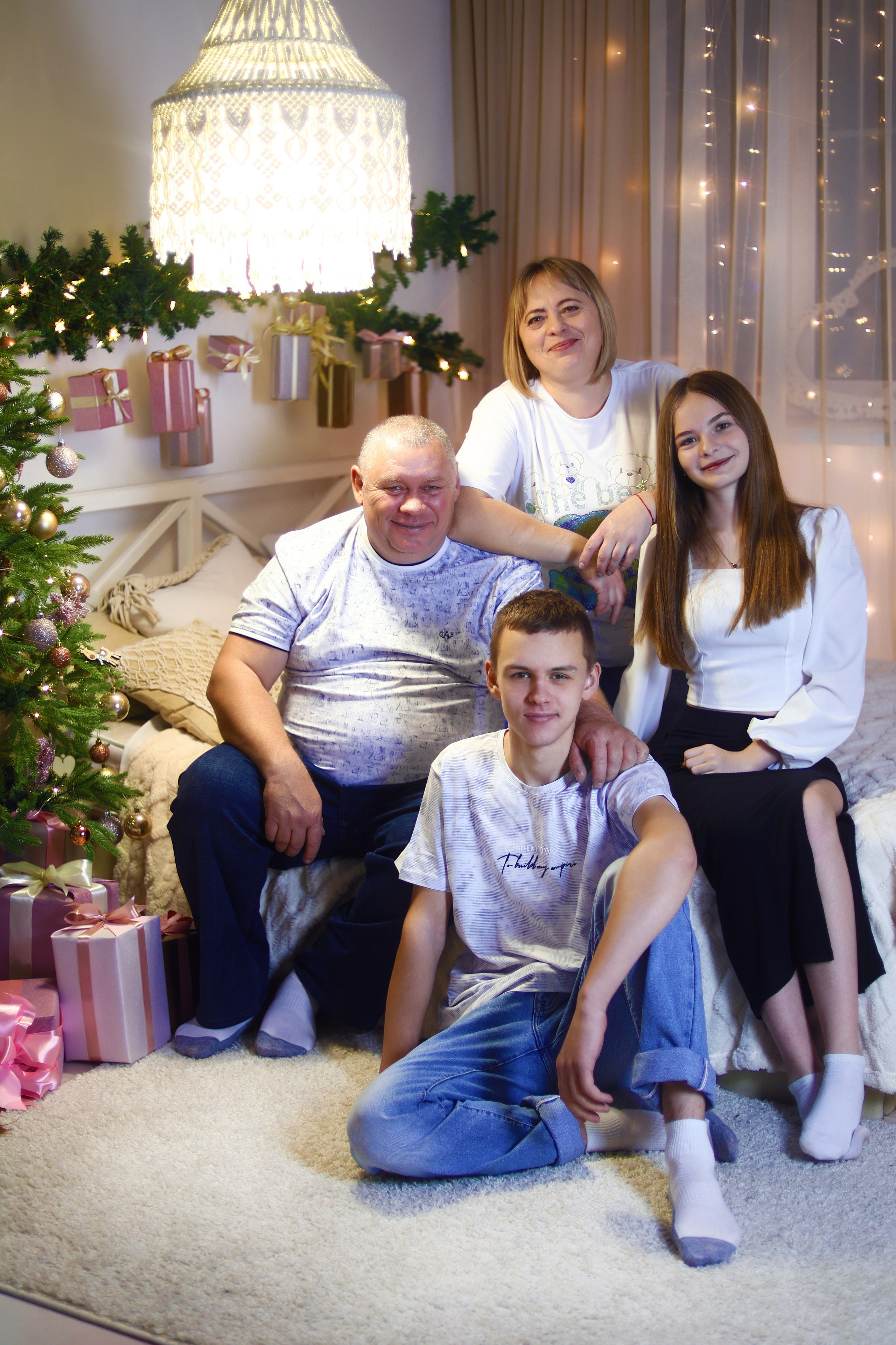 Семейные фотосессии студийные; новогодние, тематические, домашние и тд. Выпускные альбомы для школ и Детских садов в Барнауле /Выпускные/Свадебные/Детские/Семейные и др. виды съёмок /Фотограф Вера Валейко