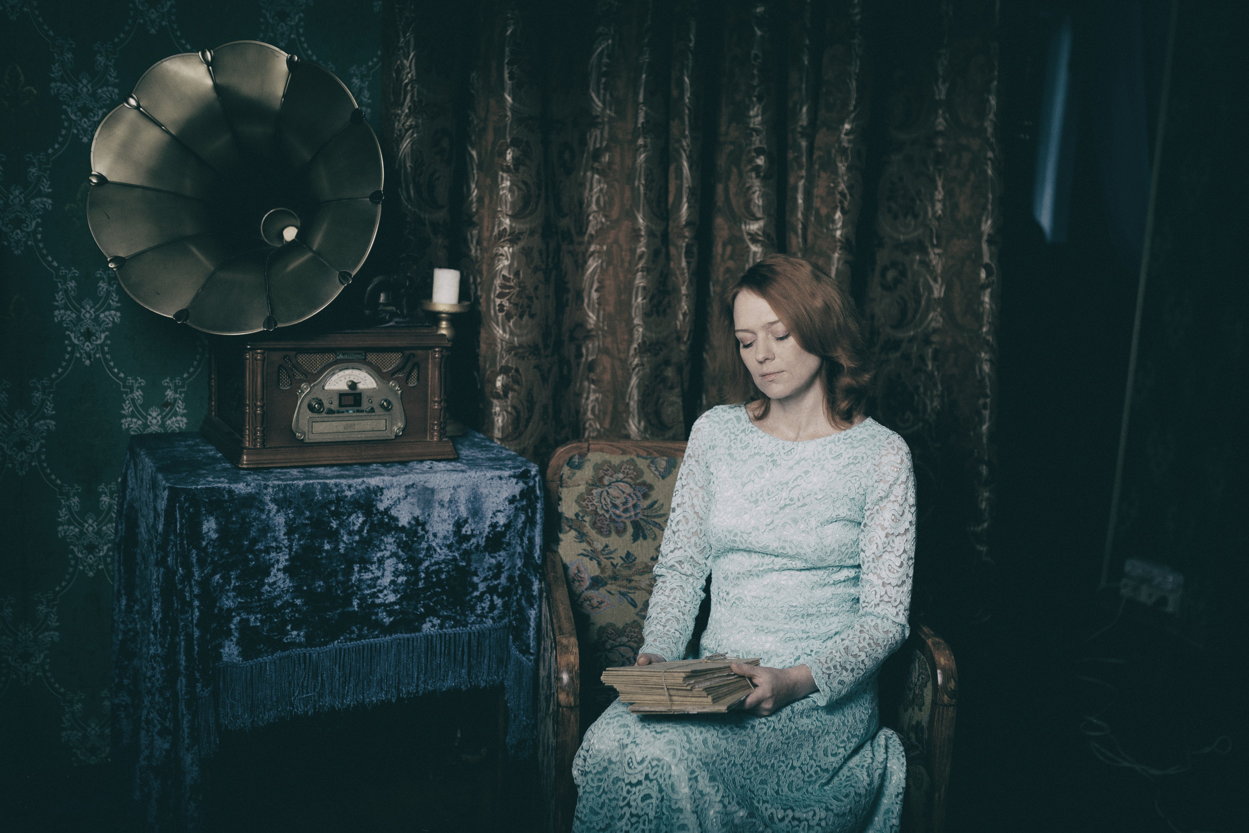 Девушка в голубом платье рядом с патефоном