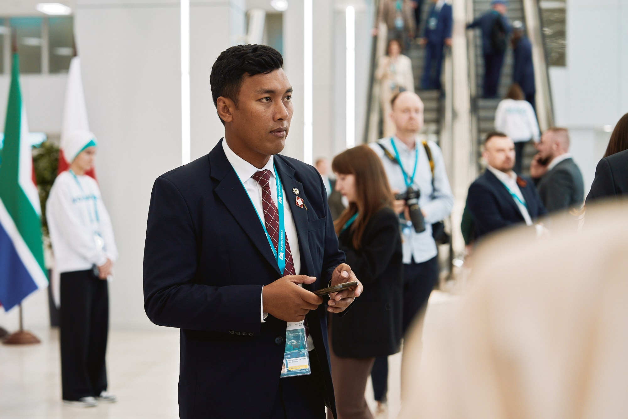 Участники KazanForum в национальных и деловых костюмах на открытии форума.