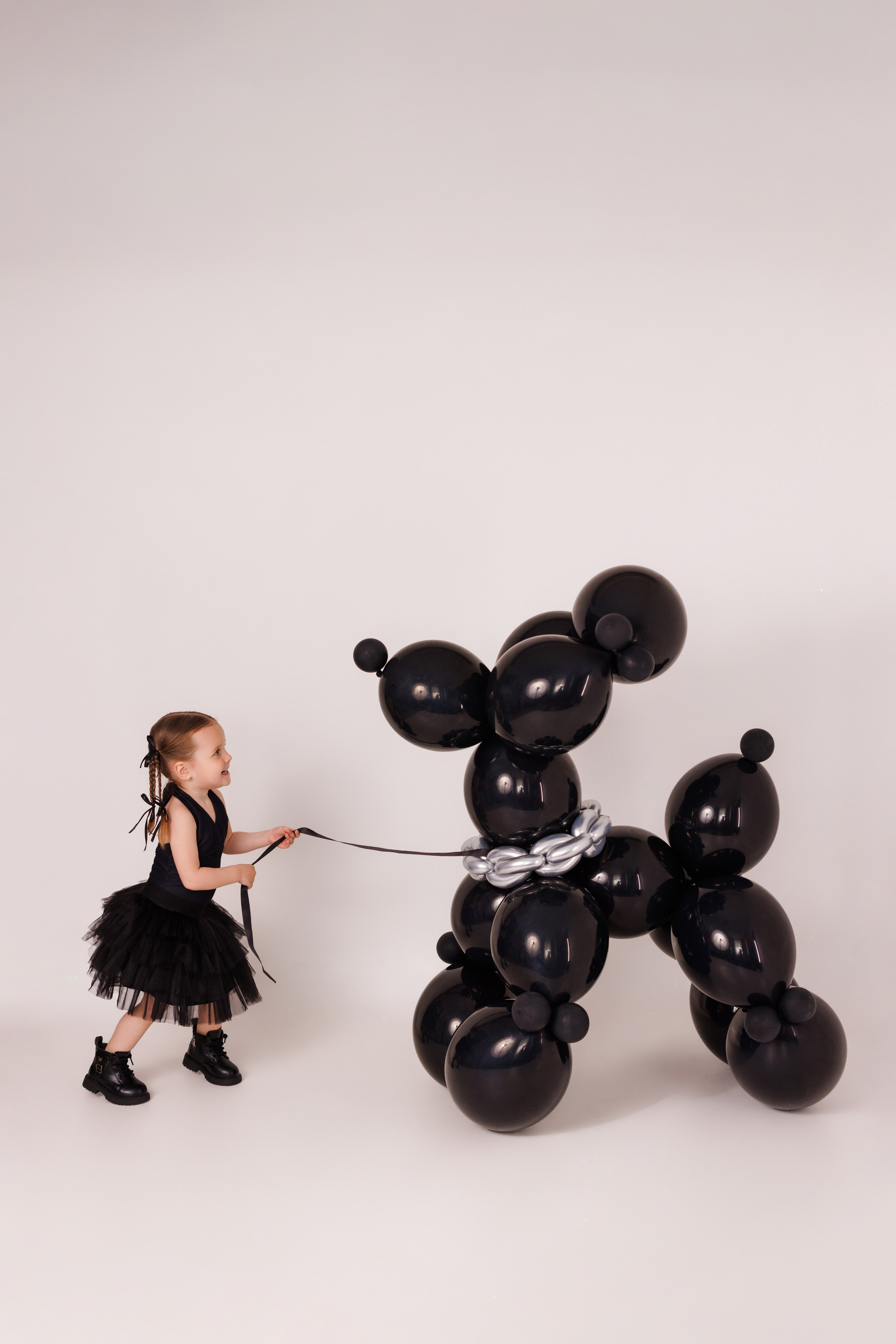 Стильная детская фотосессия с собачками из шариков, для девочек и мальчиков. Семейный и детский фотограф в Краснодаре Анна Трашкова