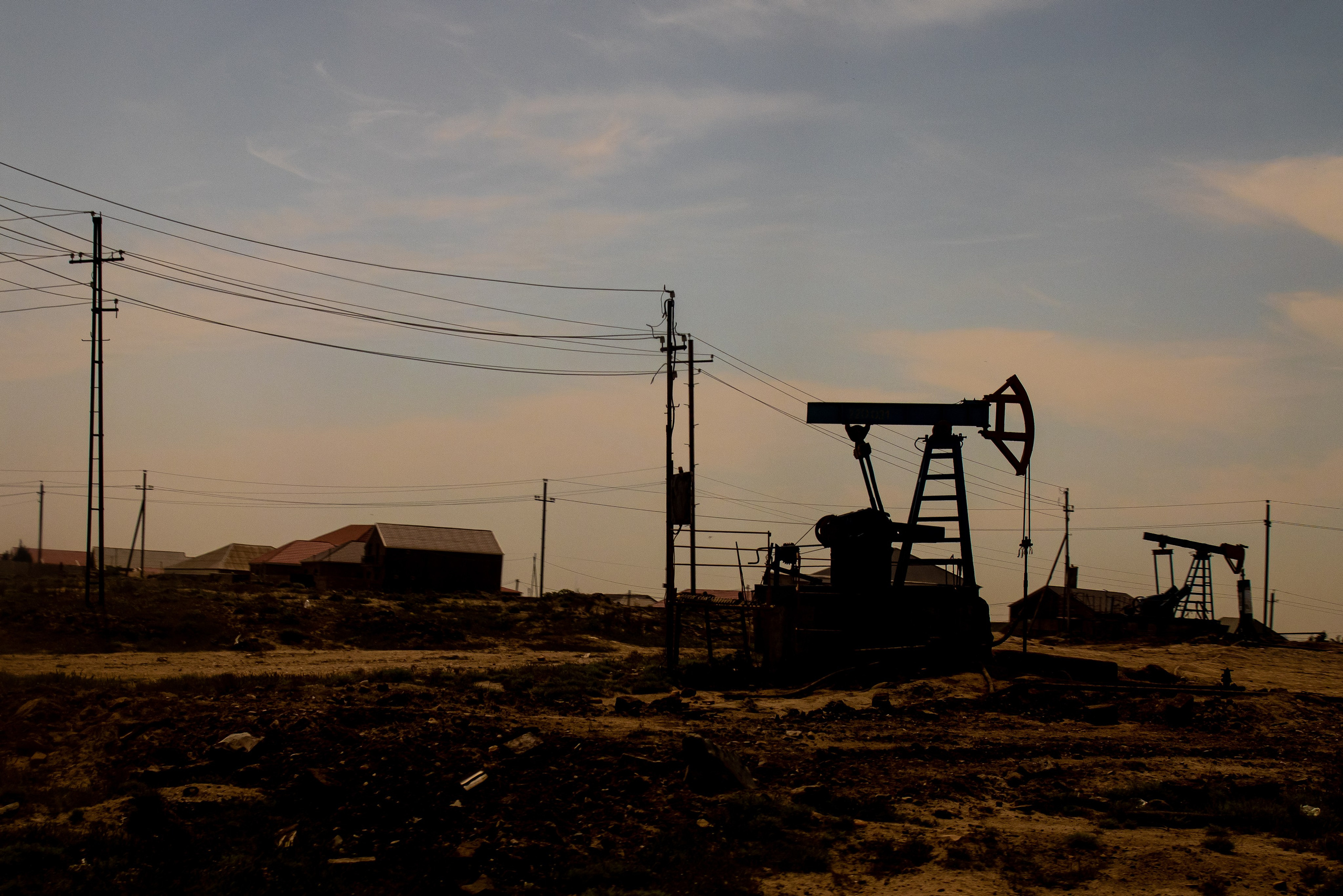 нефтяные вышки за работой