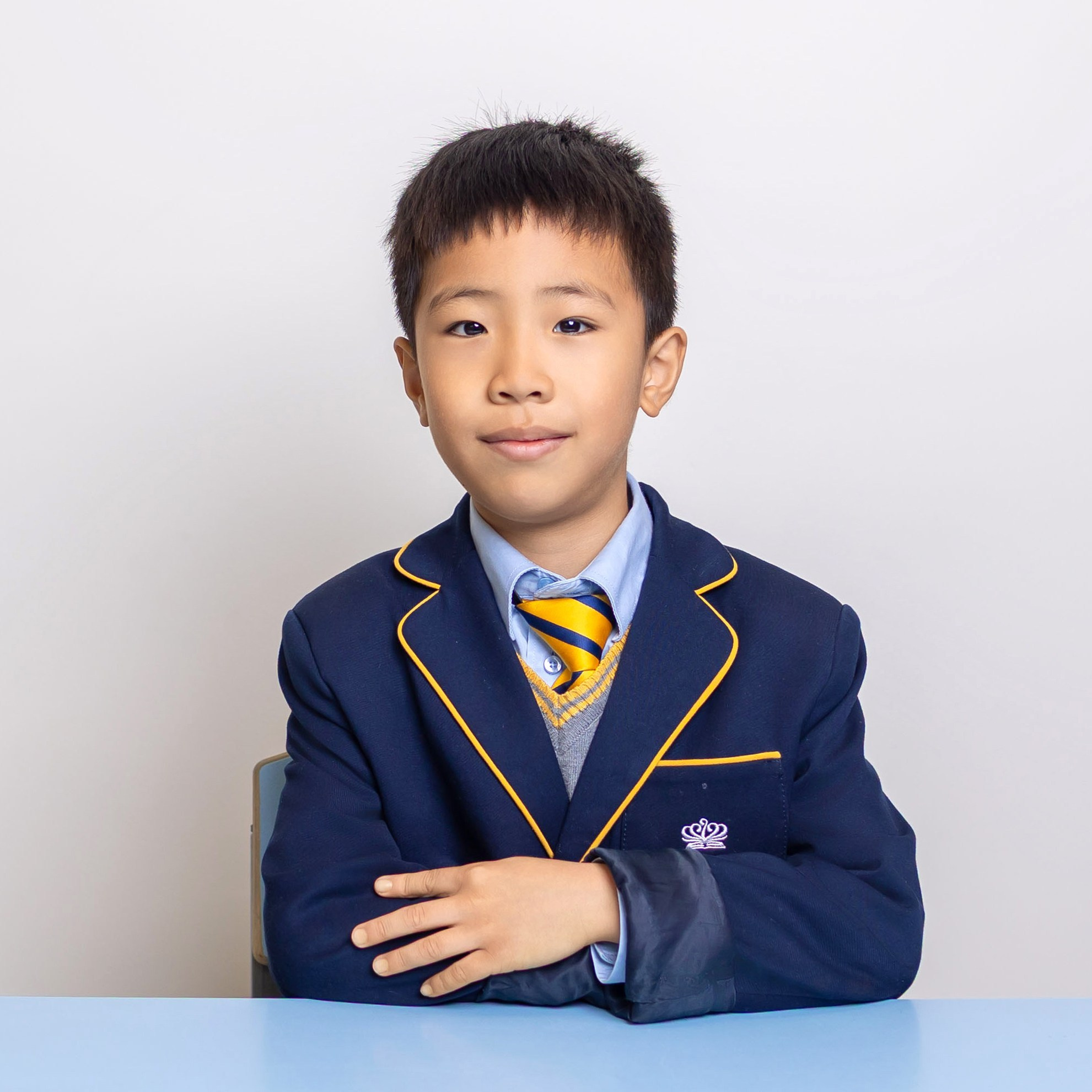 Девочка в костюме космонавта, школьная фотосессия