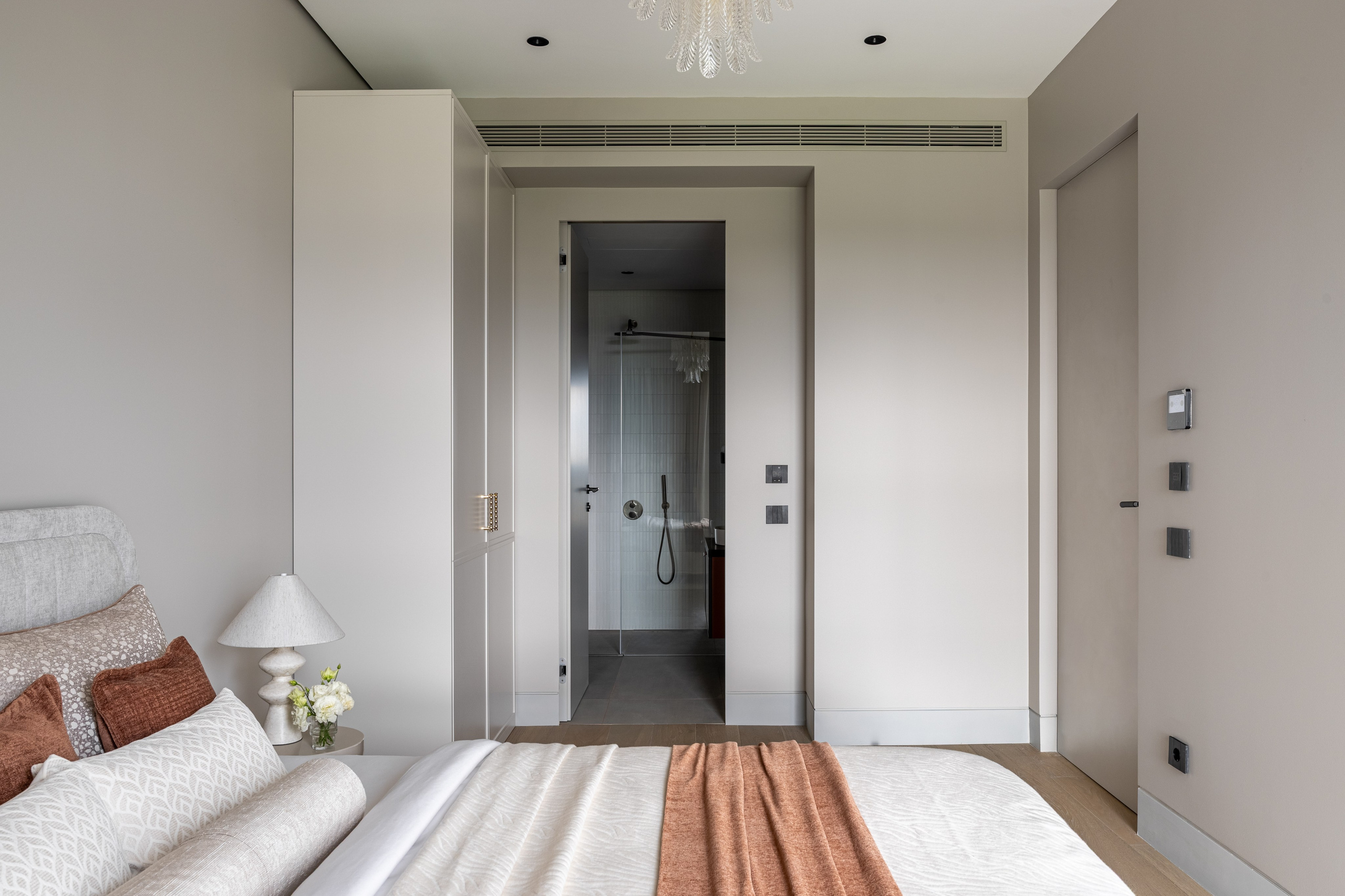 Лаконичный calm modern с арт-деталями в ЖК «Поклонная 9». Veselinskiy| Интерьерный фотограф | Москва