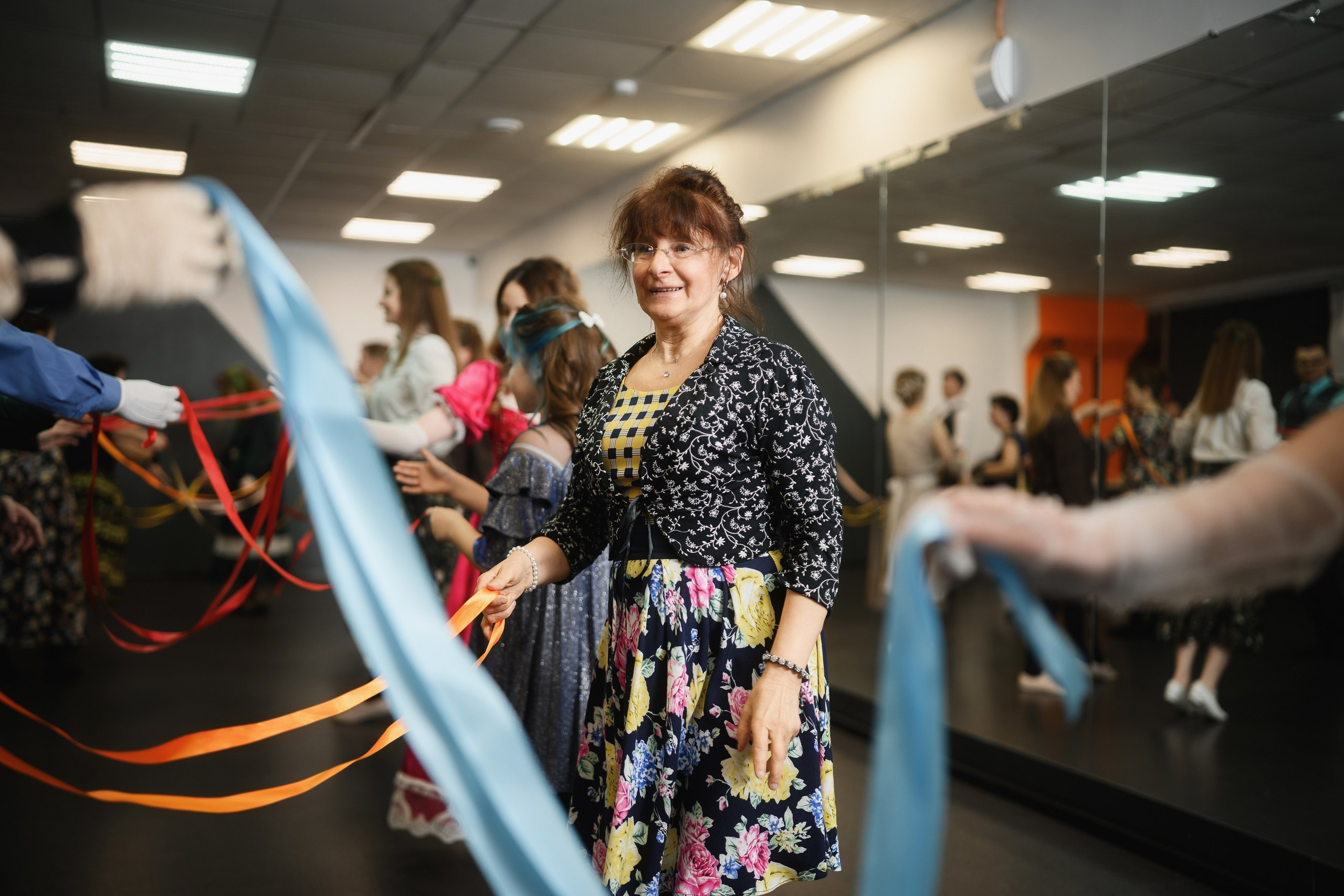 Групповое занятие по фольклорным танцам в танцевальной студии. Фотосъёмка танцевального занятия и обучения народным танцам в танцевальной студии