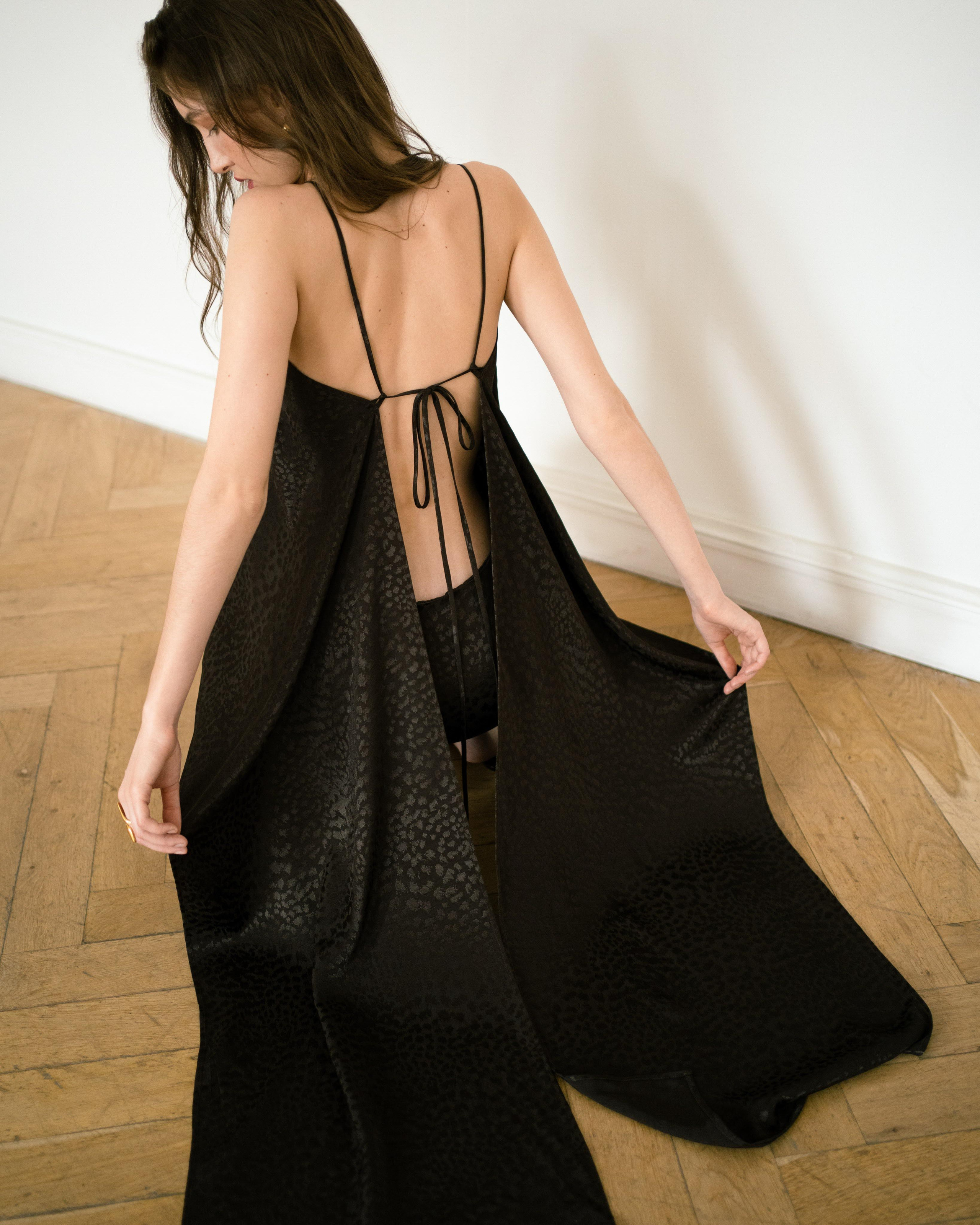 Атмосферное фото деталей платья для сайта бренда 