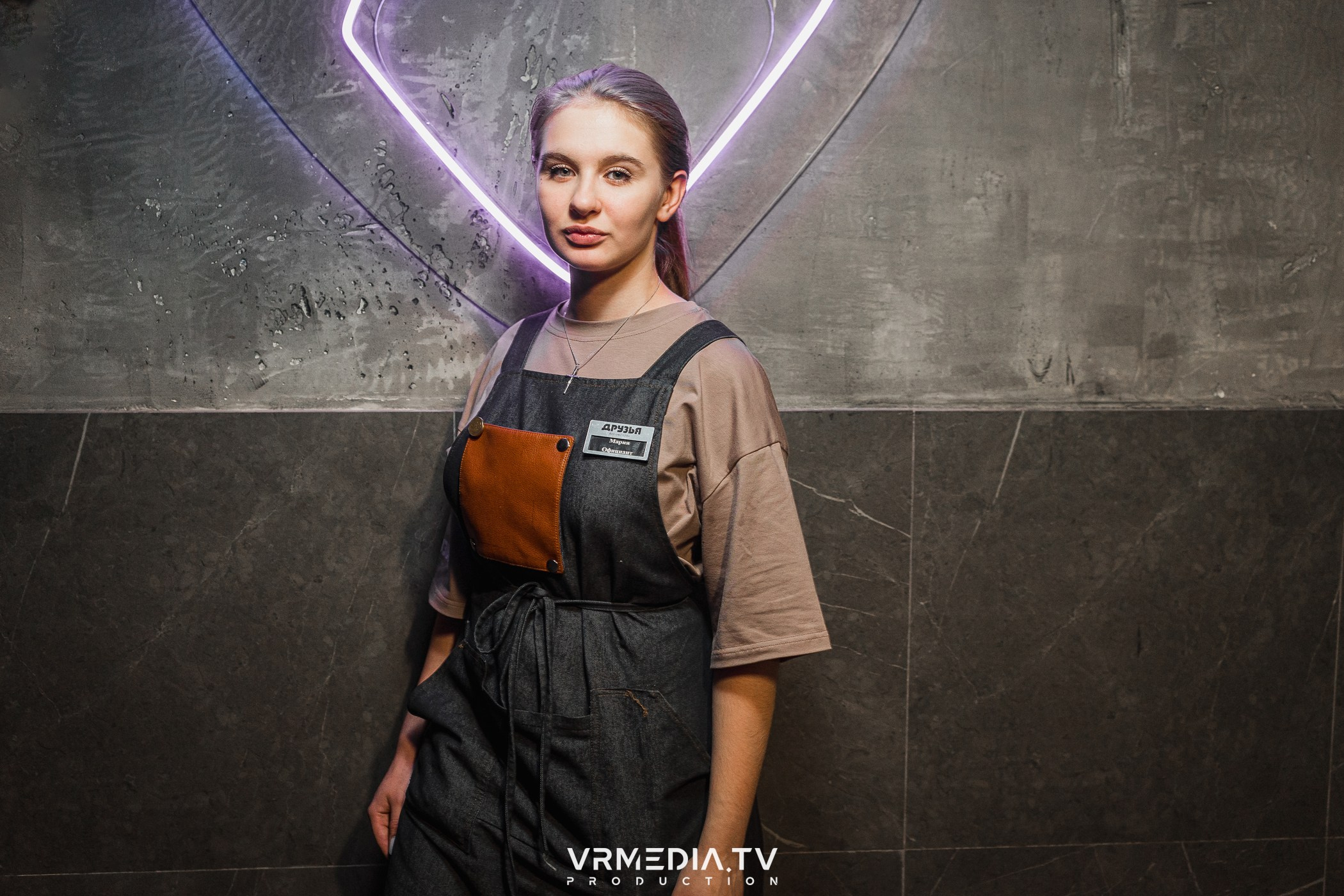 Бумажный дом в баре «Друзья»