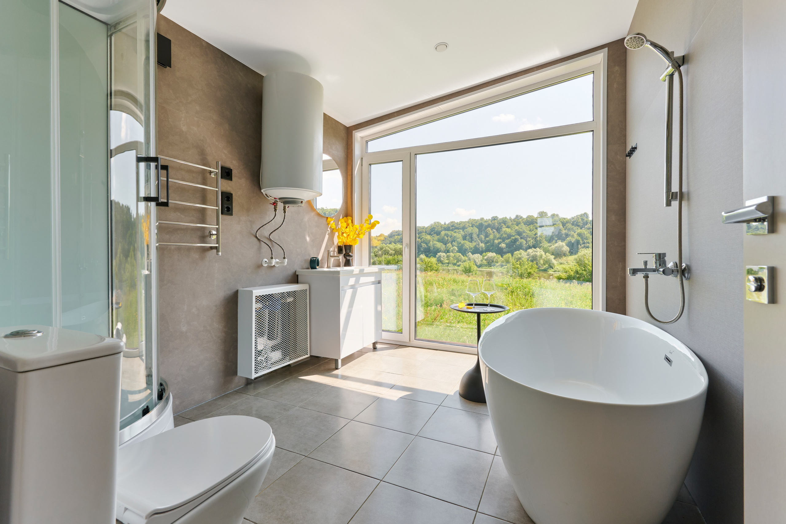 Ванна у окна, белая плитка и мягкий дневной свет