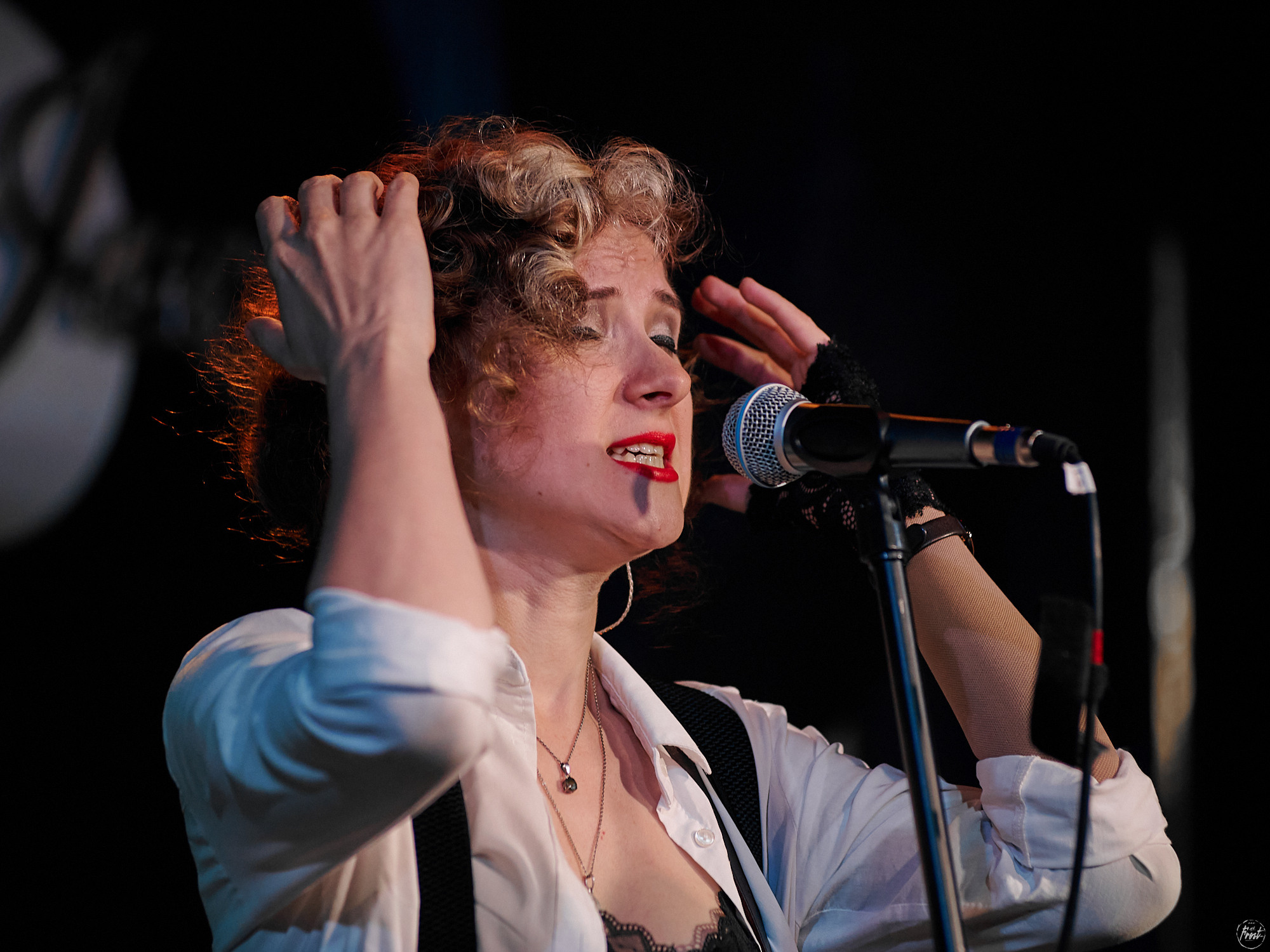 Немного нервно. Фотографии отовсюду и обо всем