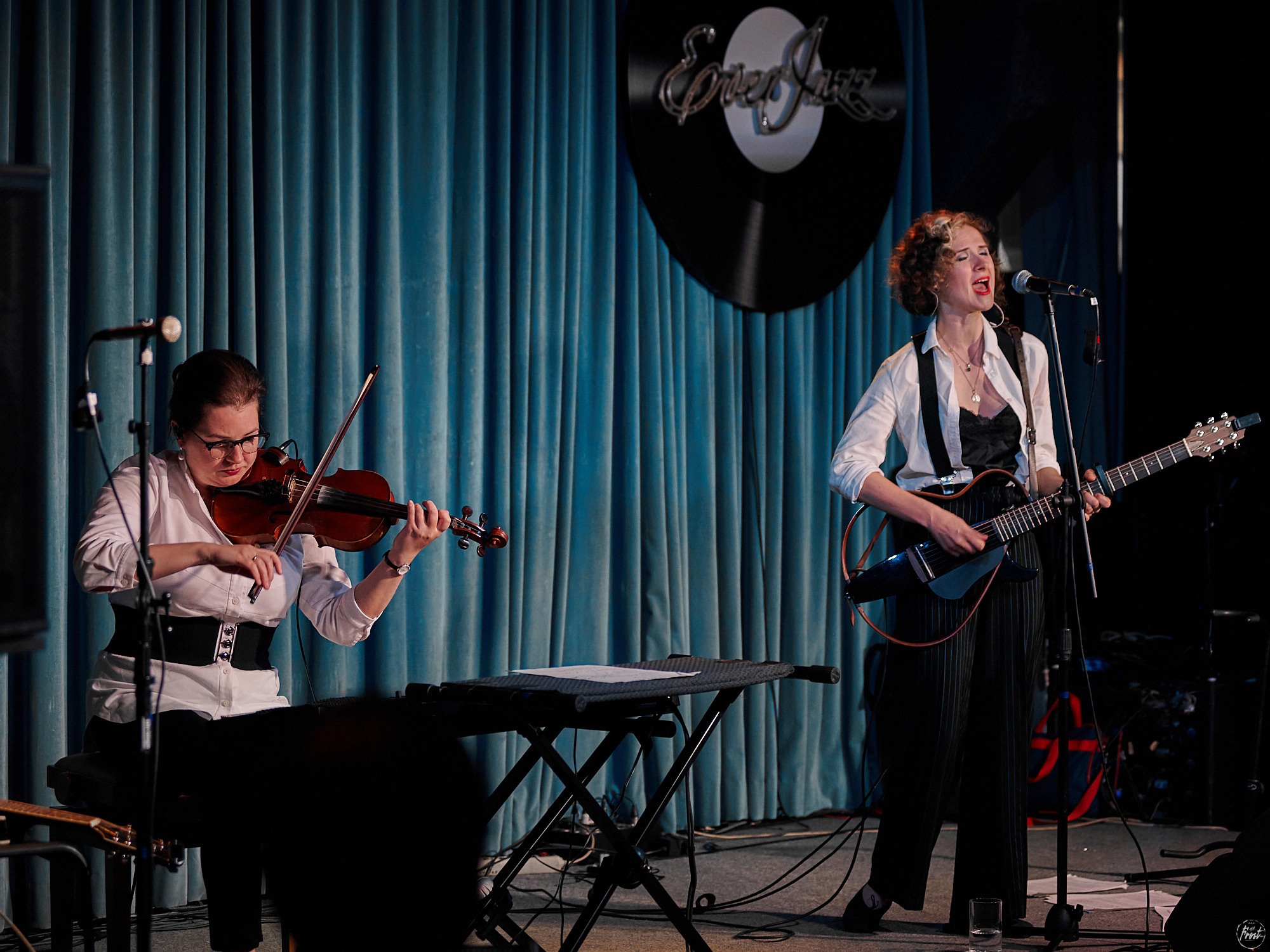 Немного нервно. Фотографии отовсюду и обо всем