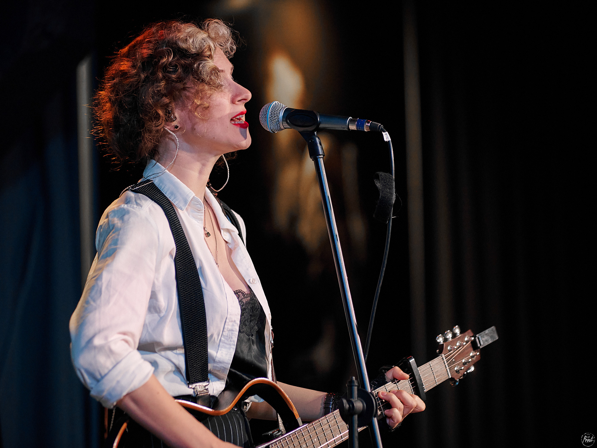 Немного нервно. Фотографии отовсюду и обо всем