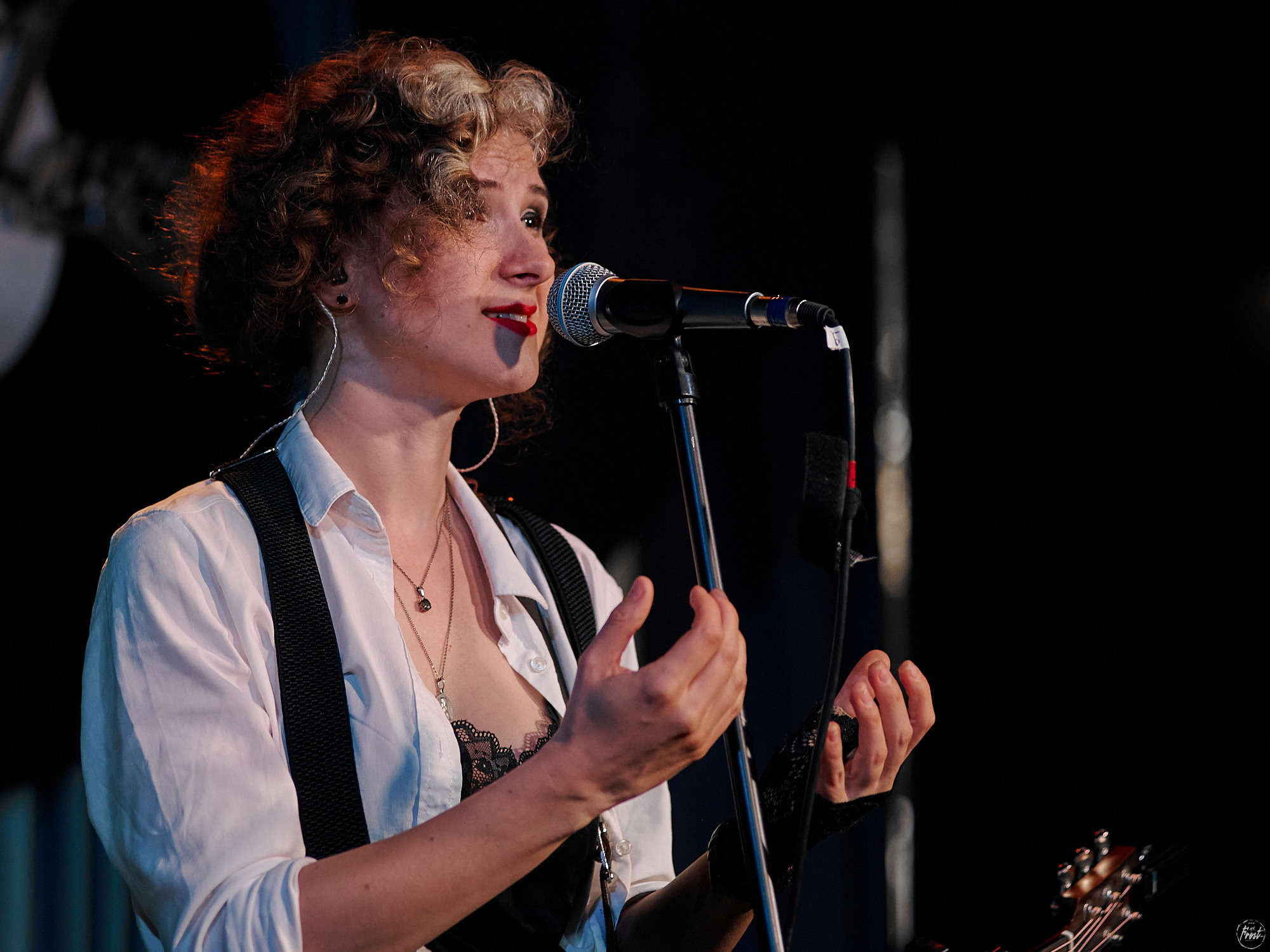 Немного нервно. Фотографии отовсюду и обо всем