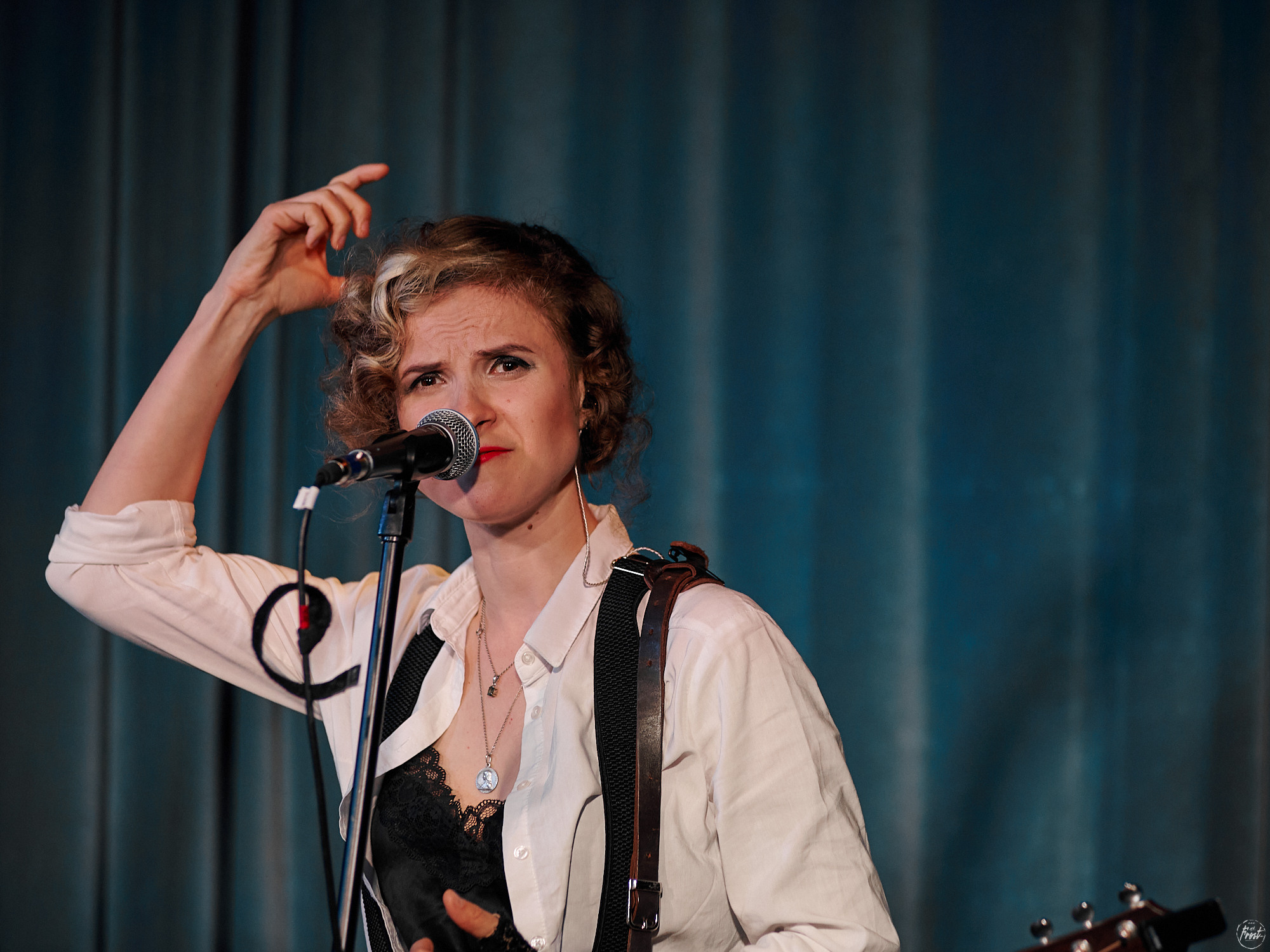 Немного нервно. Фотографии отовсюду и обо всем