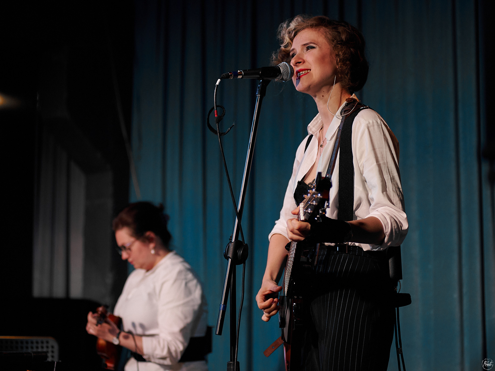 Немного нервно. Фотографии отовсюду и обо всем