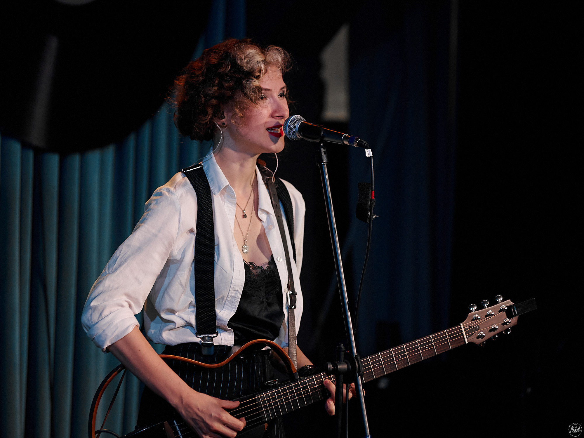 Немного нервно. Фотографии отовсюду и обо всем