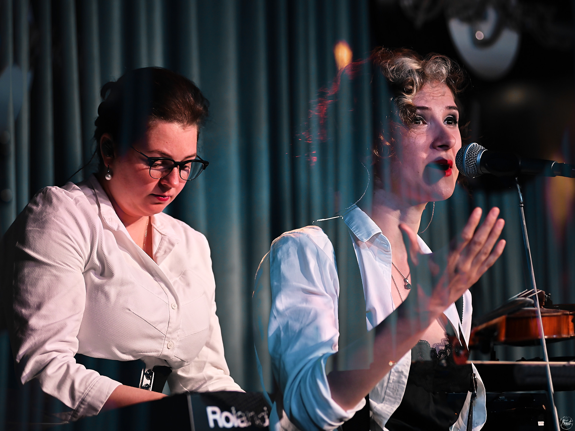 Немного нервно. Фотографии отовсюду и обо всем