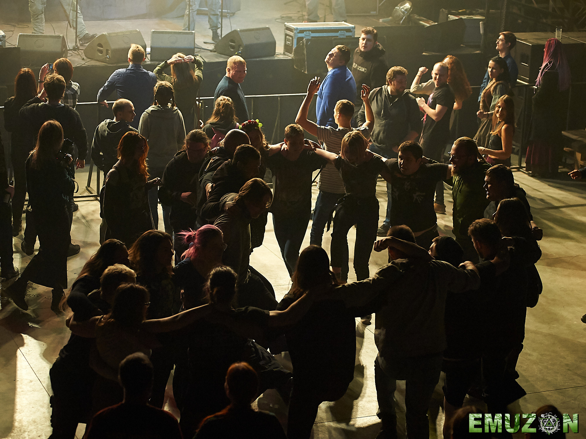 Тролль гнет ель. Фотографии отовсюду и обо всем