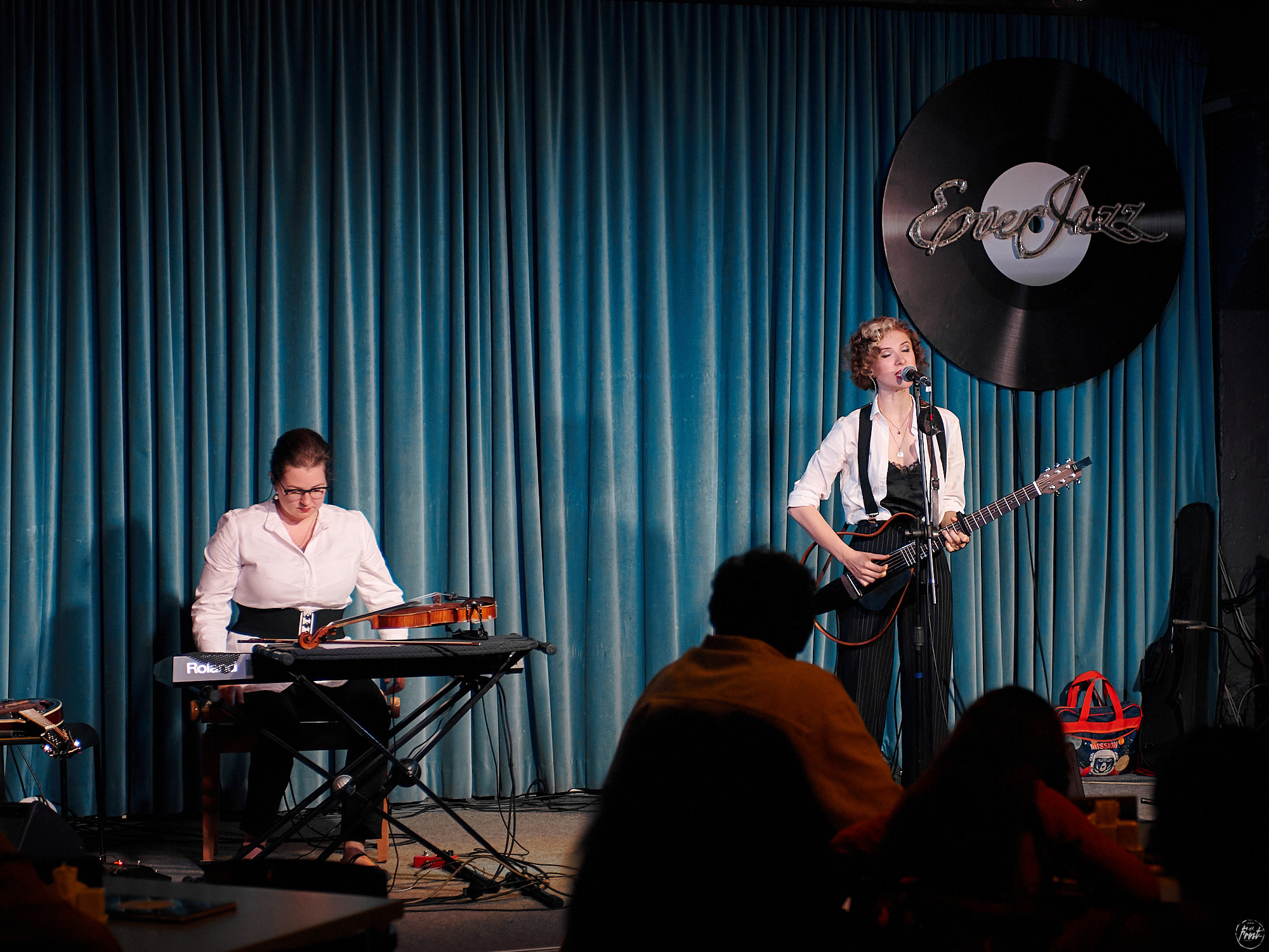 Немного нервно. Фотографии отовсюду и обо всем