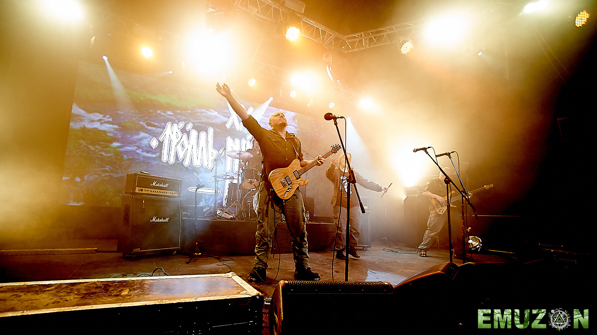 Тролль гнет ель. Фотографии отовсюду и обо всем