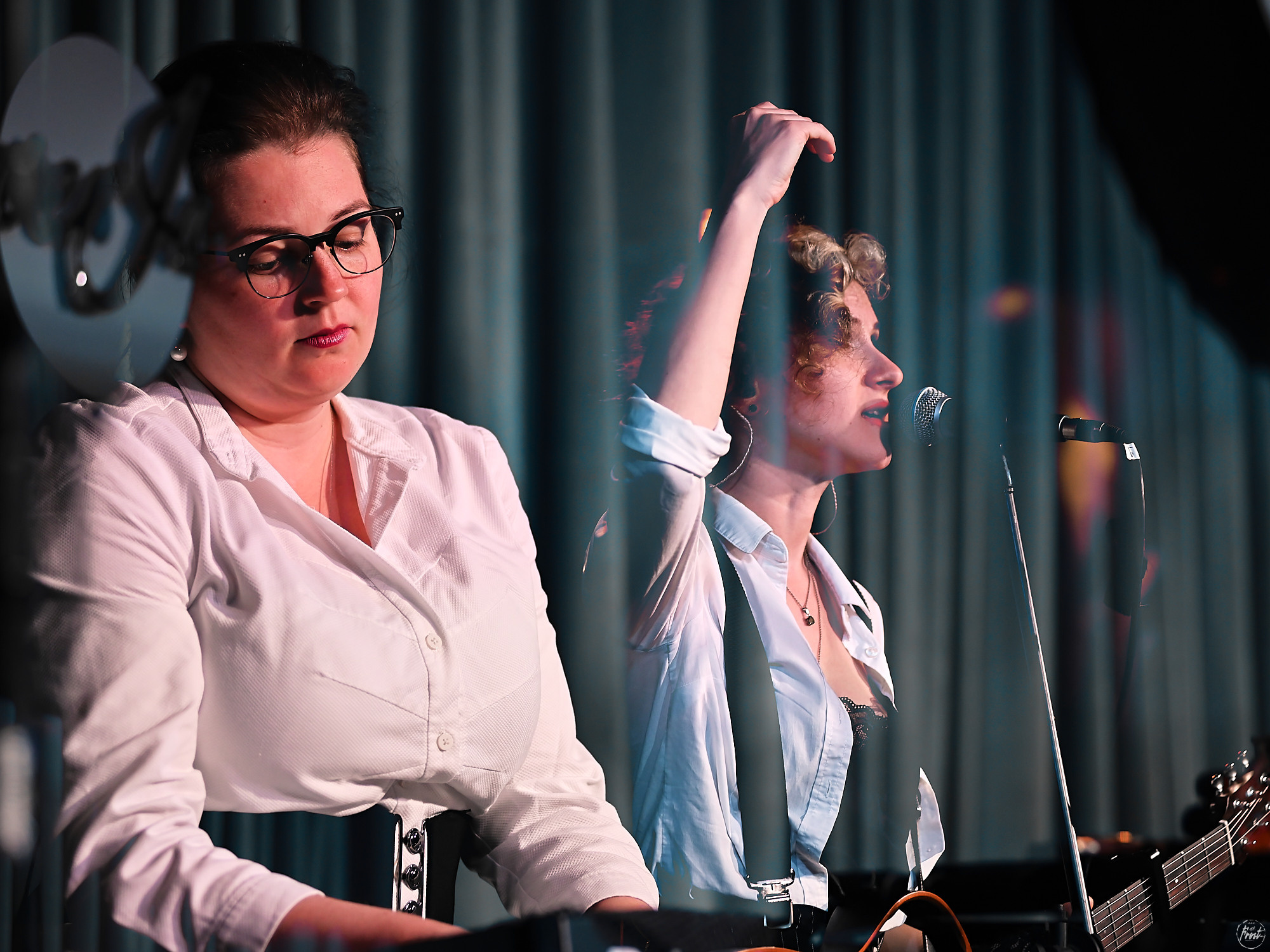 Немного нервно. Фотографии отовсюду и обо всем