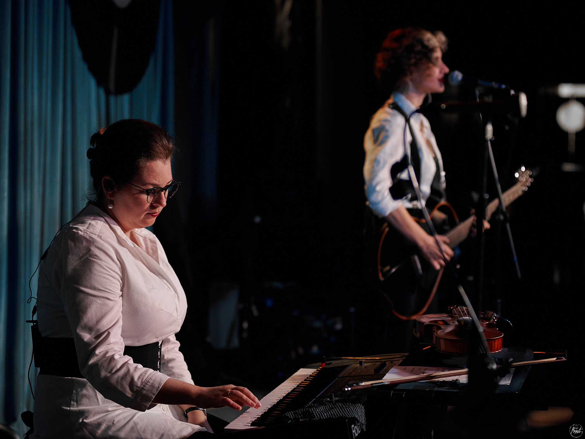 Немного нервно. Фотографии отовсюду и обо всем